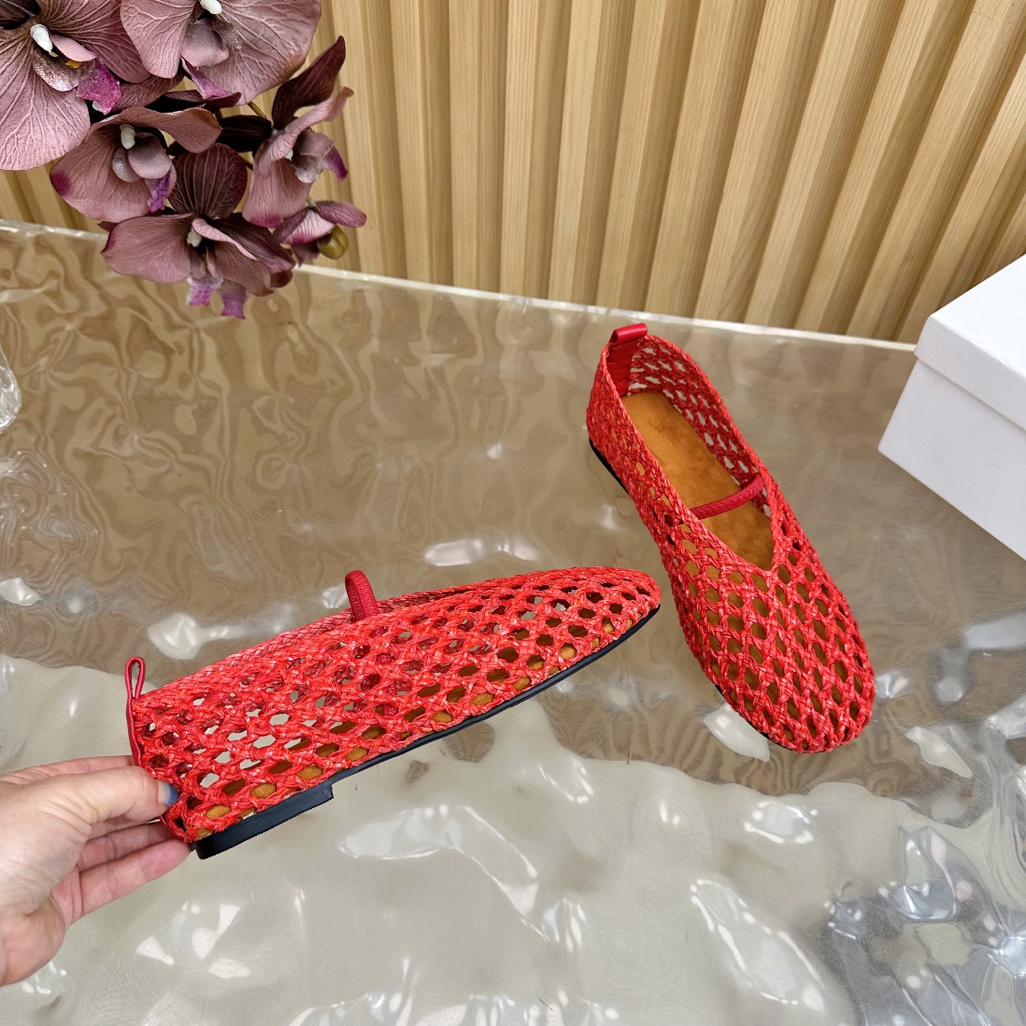 Fashion Trends for Summer 2025: Shiny Crystal-Coated Shoes with Velvet Details. - 图片 7