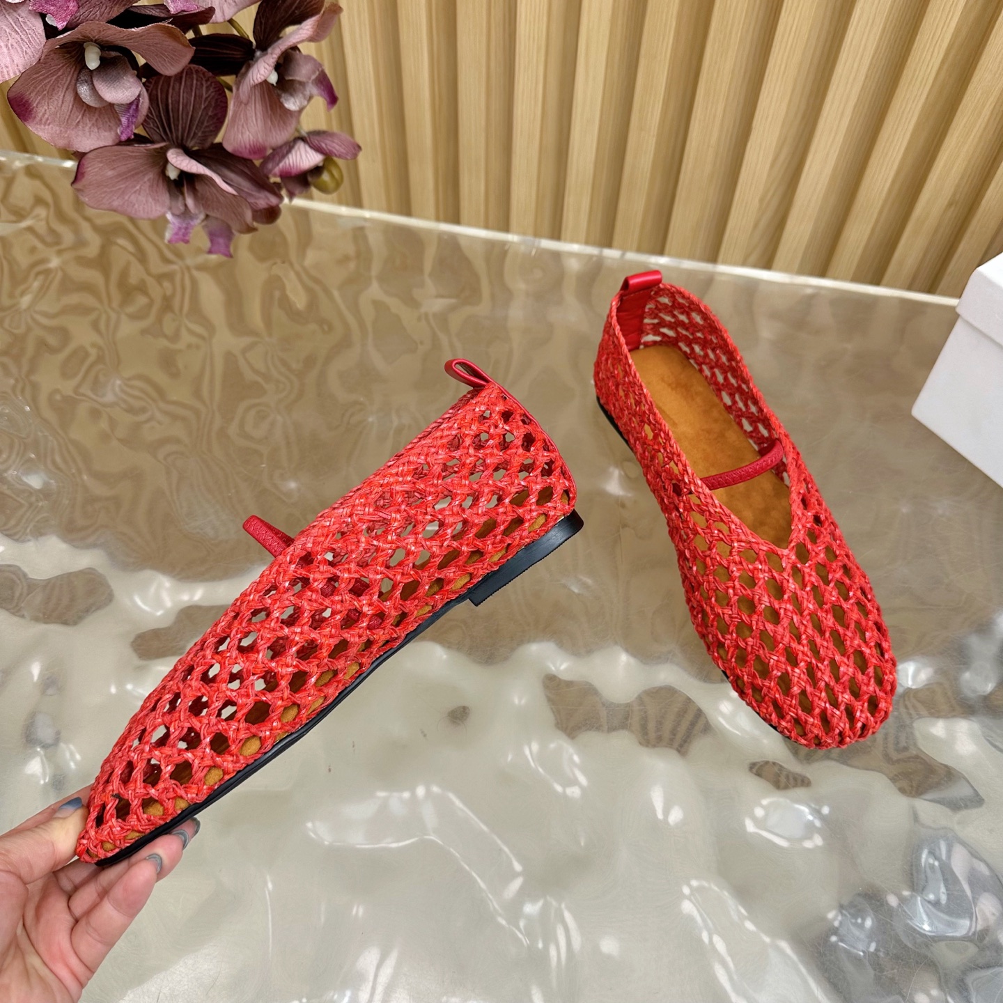 Fashion Trends for Summer 2025: Shiny Crystal-Coated Shoes with Velvet Details. - 图片 6