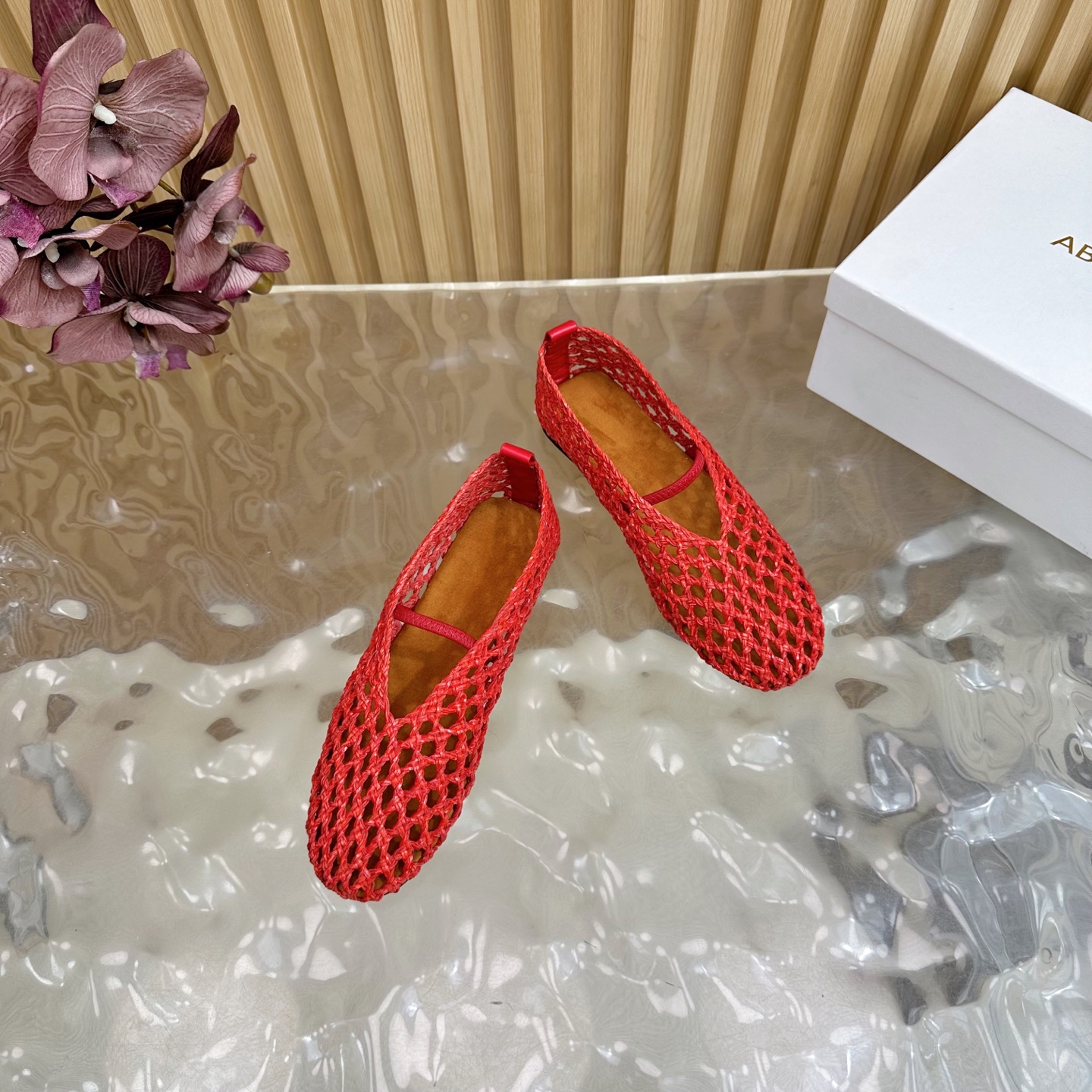 Fashion Trends for Summer 2025: Shiny Crystal-Coated Shoes with Velvet Details. - 图片 5