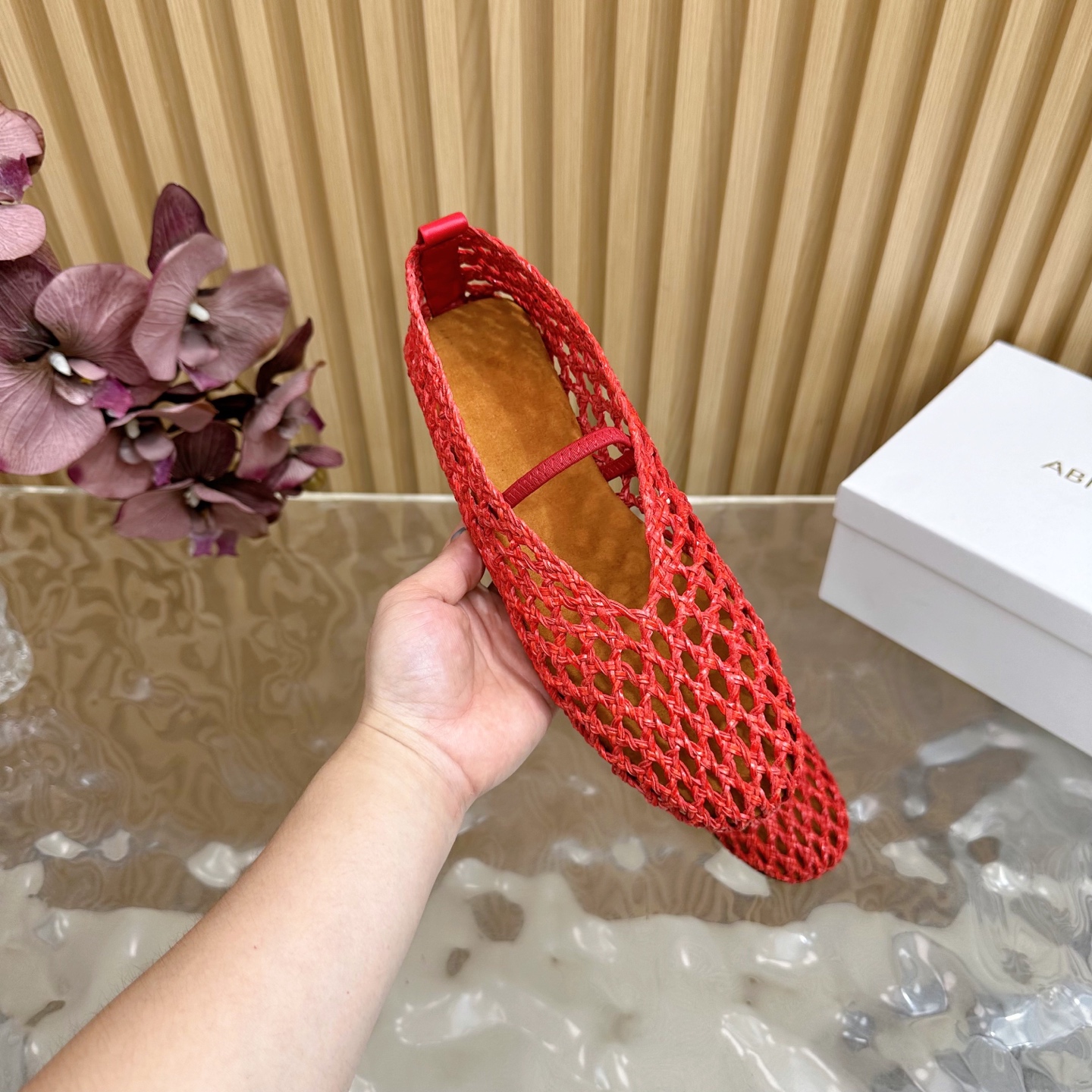 Fashion Trends for Summer 2025: Shiny Crystal-Coated Shoes with Velvet Details. - 图片 9