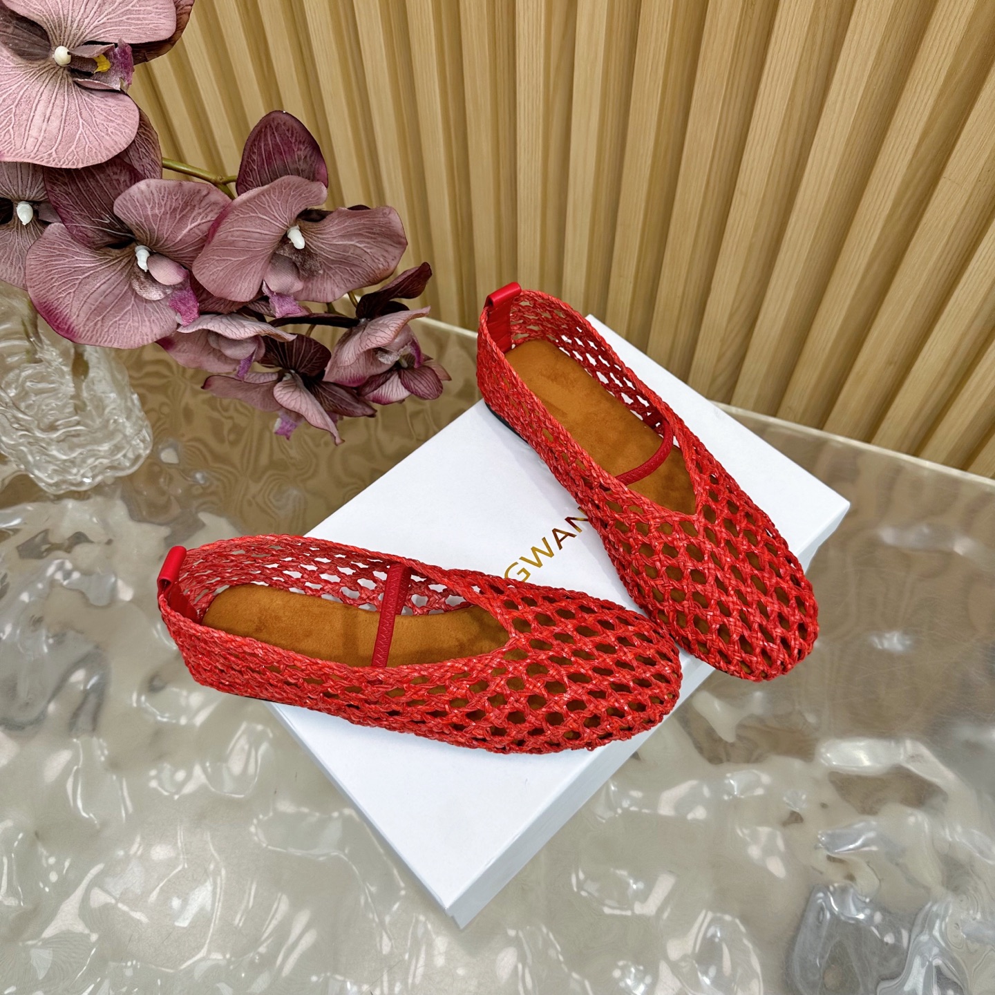Fashion Trends for Summer 2025: Shiny Crystal-Coated Shoes with Velvet Details. - 图片 2