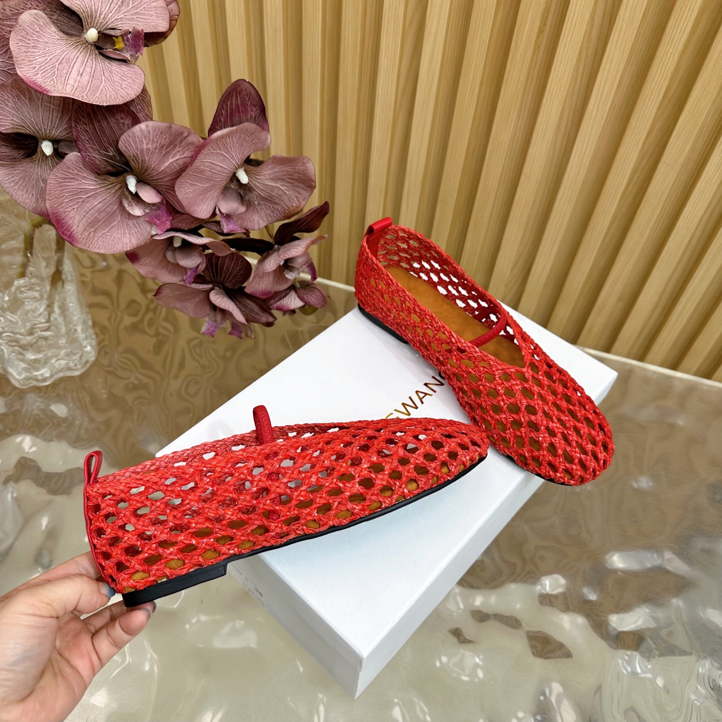Fashion Trends for Summer 2025: Shiny Crystal-Coated Shoes with Velvet Details. - 图片 3