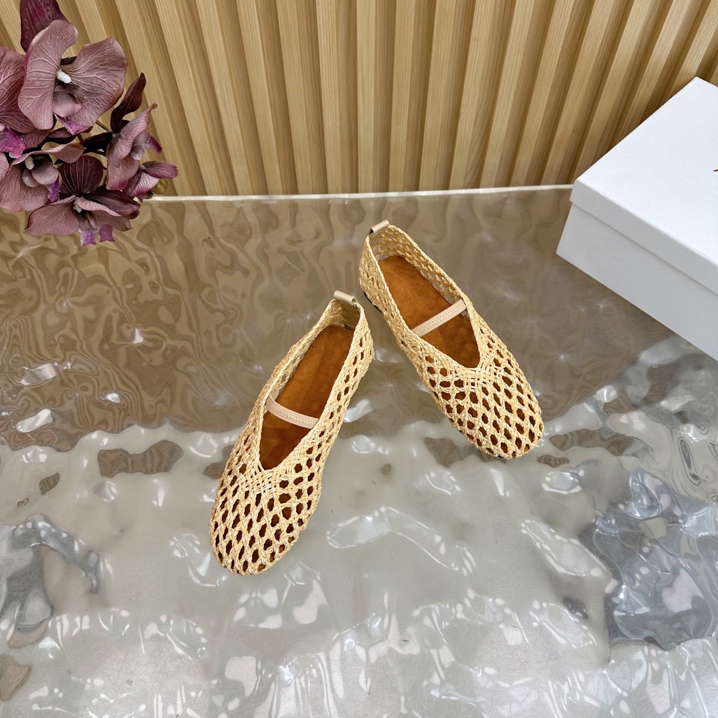 2025 Summer Fashion: Shiny Crystal-Coated Monolith Shoes with Velvet Pumping Foot - 图片 6