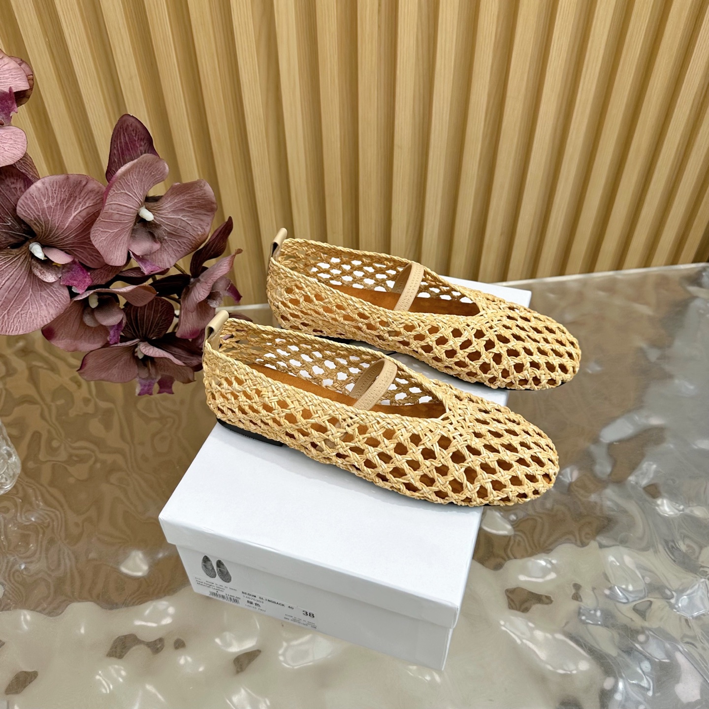 2025 Summer Fashion: Shiny Crystal-Coated Monolith Shoes with Velvet Pumping Foot