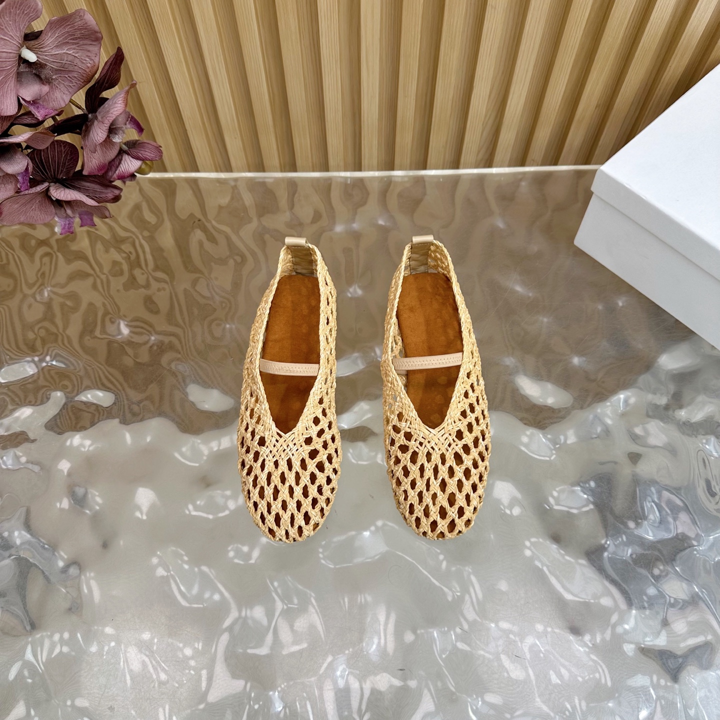 2025 Summer Fashion: Shiny Crystal-Coated Monolith Shoes with Velvet Pumping Foot - 图片 4