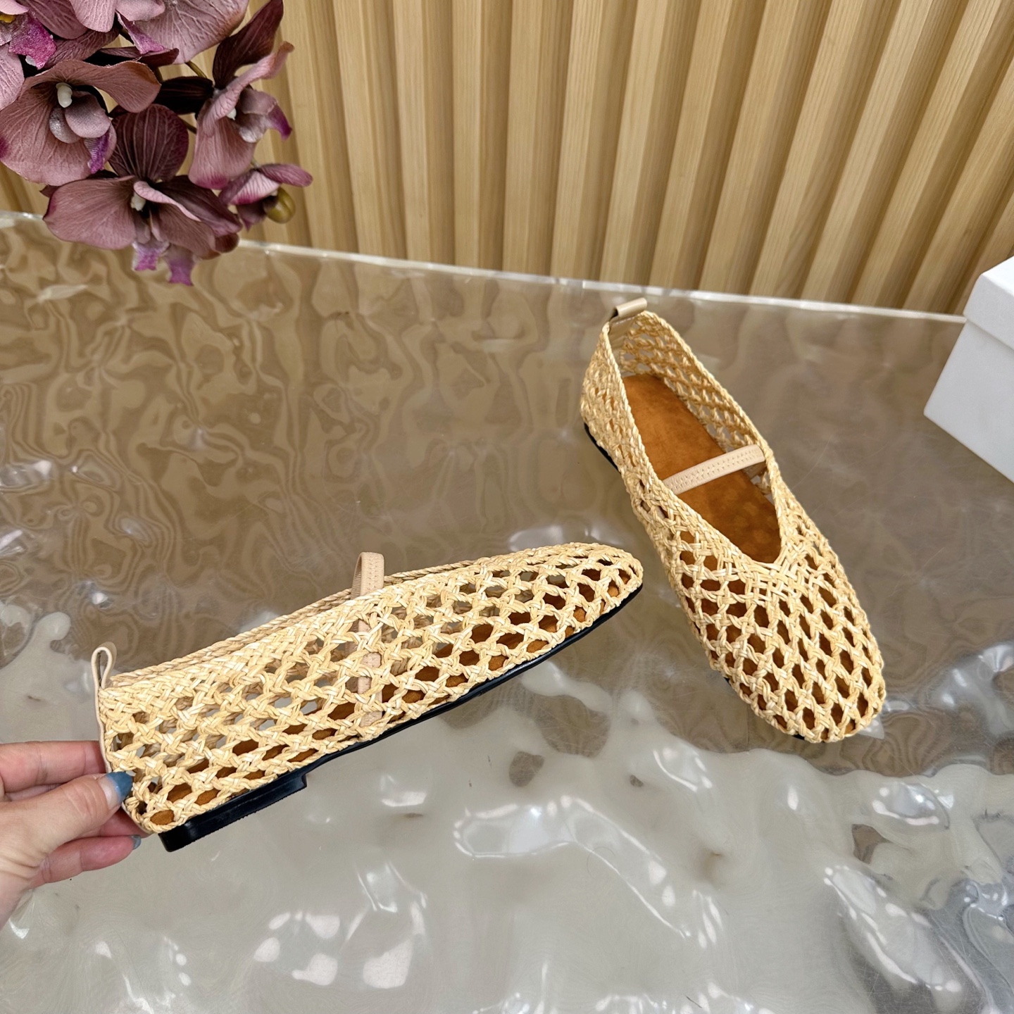 2025 Summer Fashion: Shiny Crystal-Coated Monolith Shoes with Velvet Pumping Foot - 图片 7