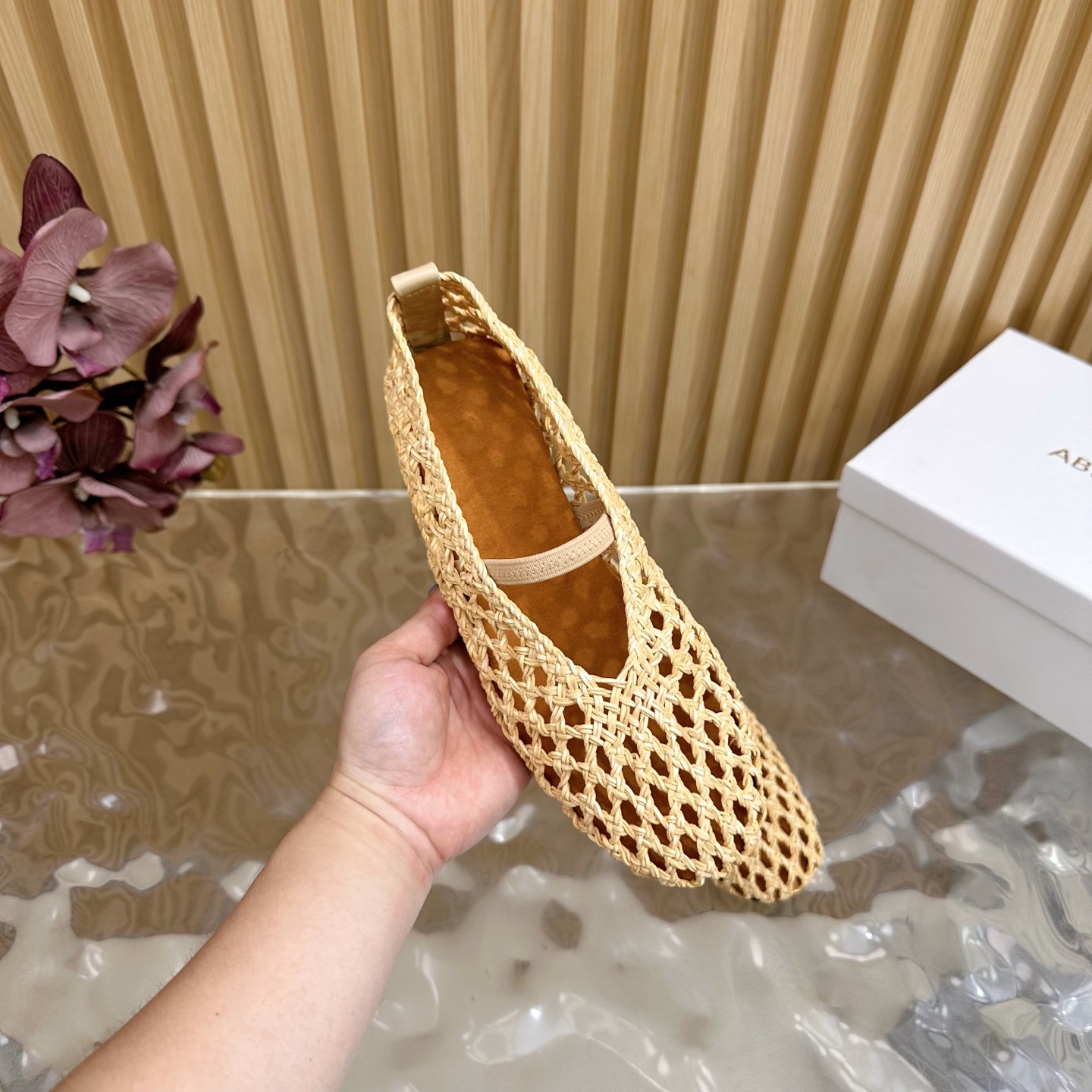 2025 Summer Fashion: Shiny Crystal-Coated Monolith Shoes with Velvet Pumping Foot - 图片 8