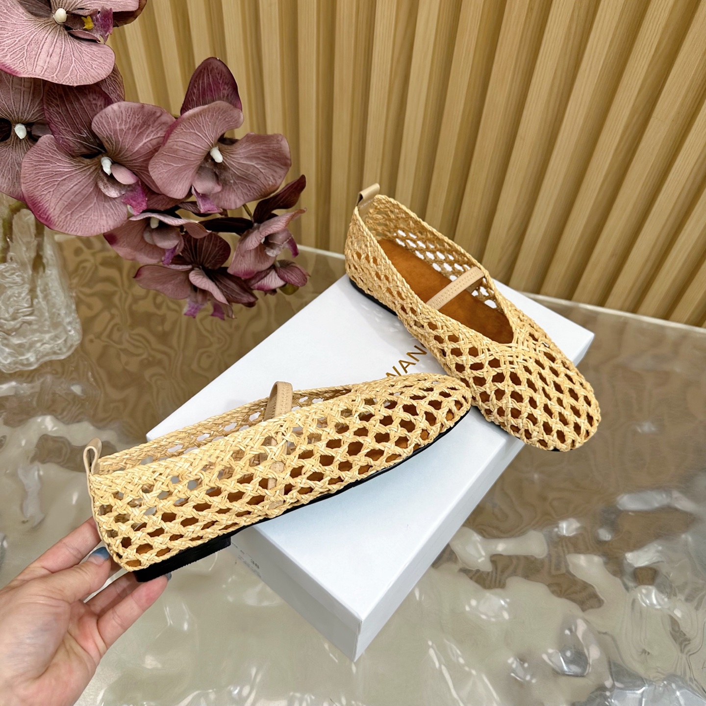 2025 Summer Fashion: Shiny Crystal-Coated Monolith Shoes with Velvet Pumping Foot - 图片 3