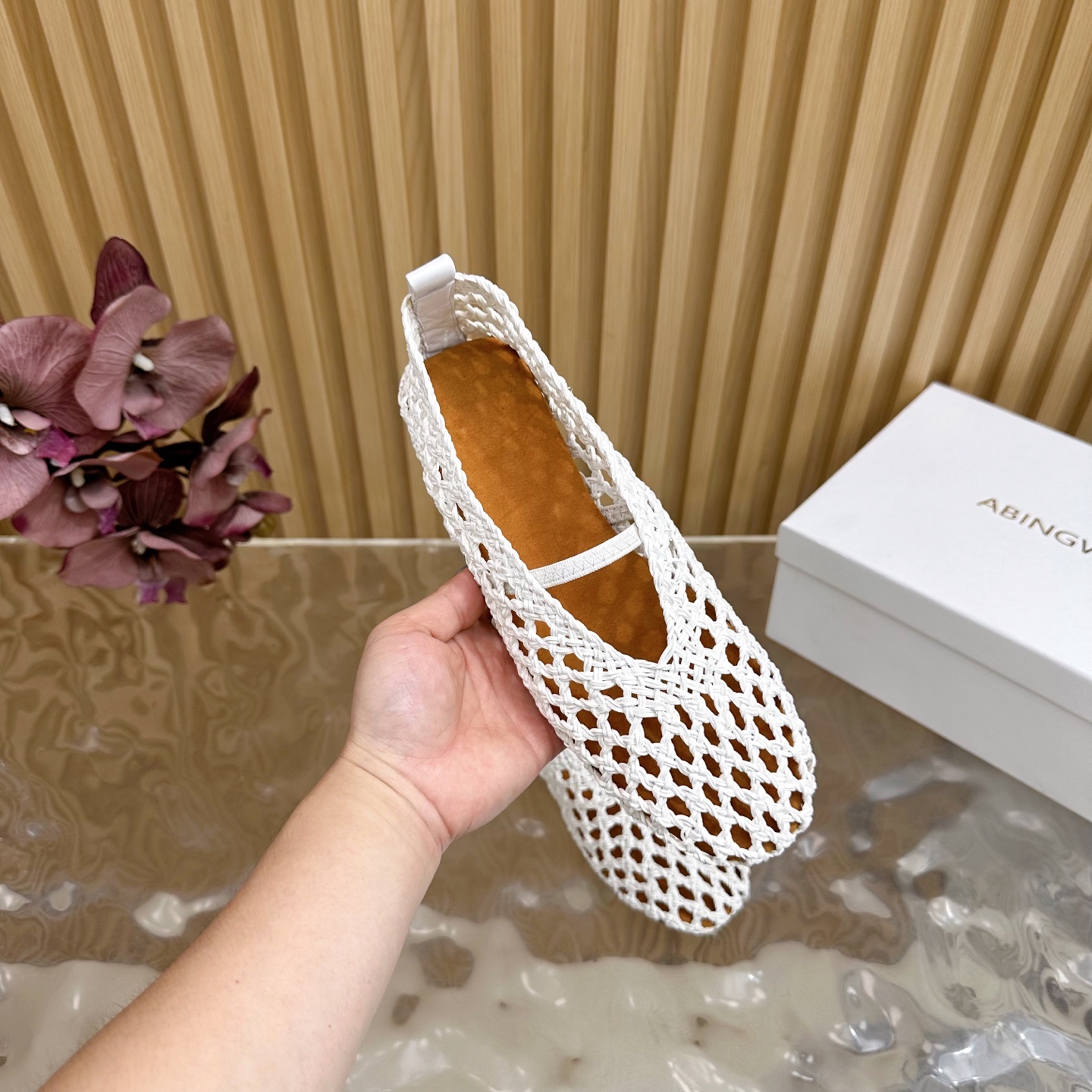 Fashion Update 2025: Crystal-Coated Monolith Shoes with Velvet Pumping Foot - 图片 7