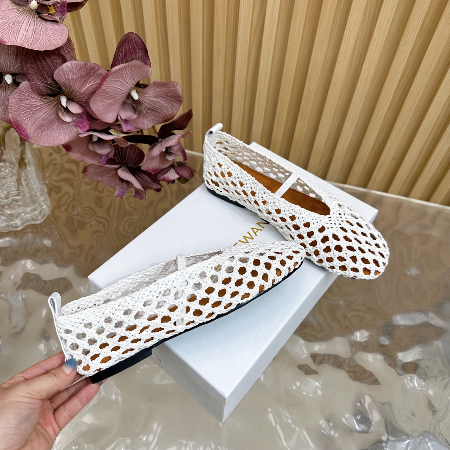 Fashion Update 2025: Crystal-Coated Monolith Shoes with Velvet Pumping Foot - 图片 3