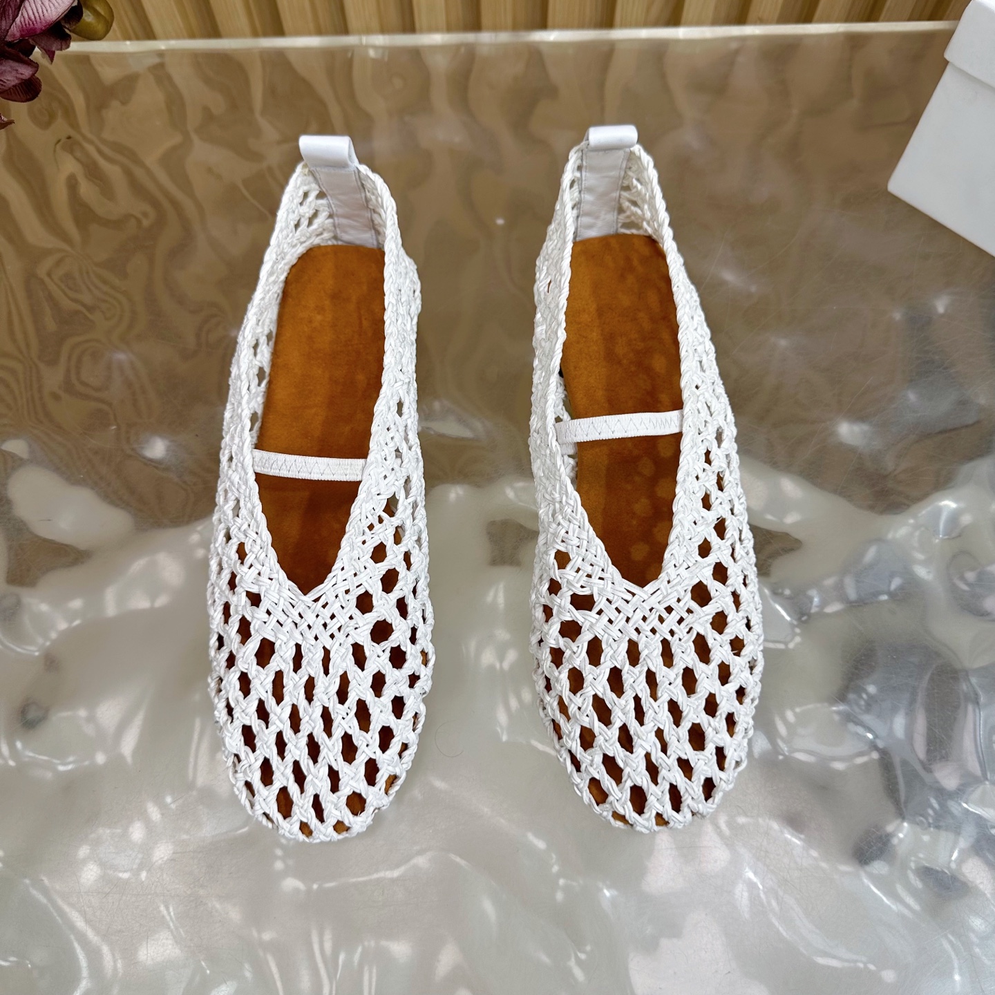 Fashion Update 2025: Crystal-Coated Monolith Shoes with Velvet Pumping Foot - 图片 5