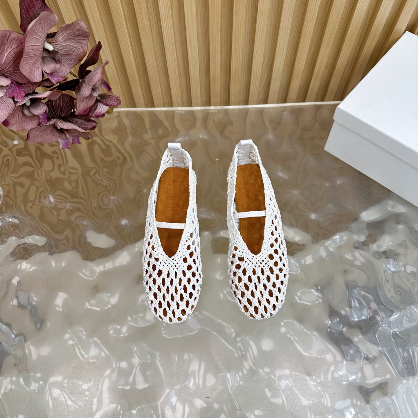 Fashion Update 2025: Crystal-Coated Monolith Shoes with Velvet Pumping Foot - 图片 4