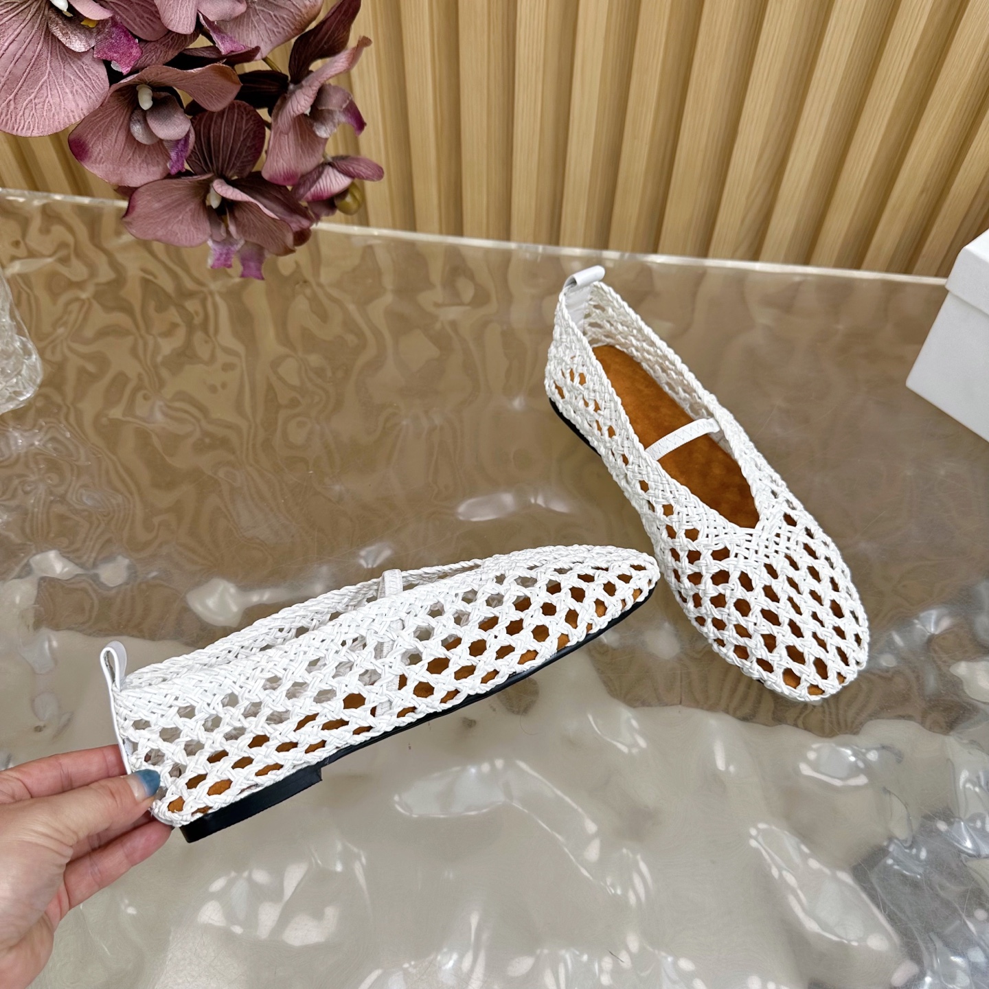 Fashion Update 2025: Crystal-Coated Monolith Shoes with Velvet Pumping Foot - 图片 9