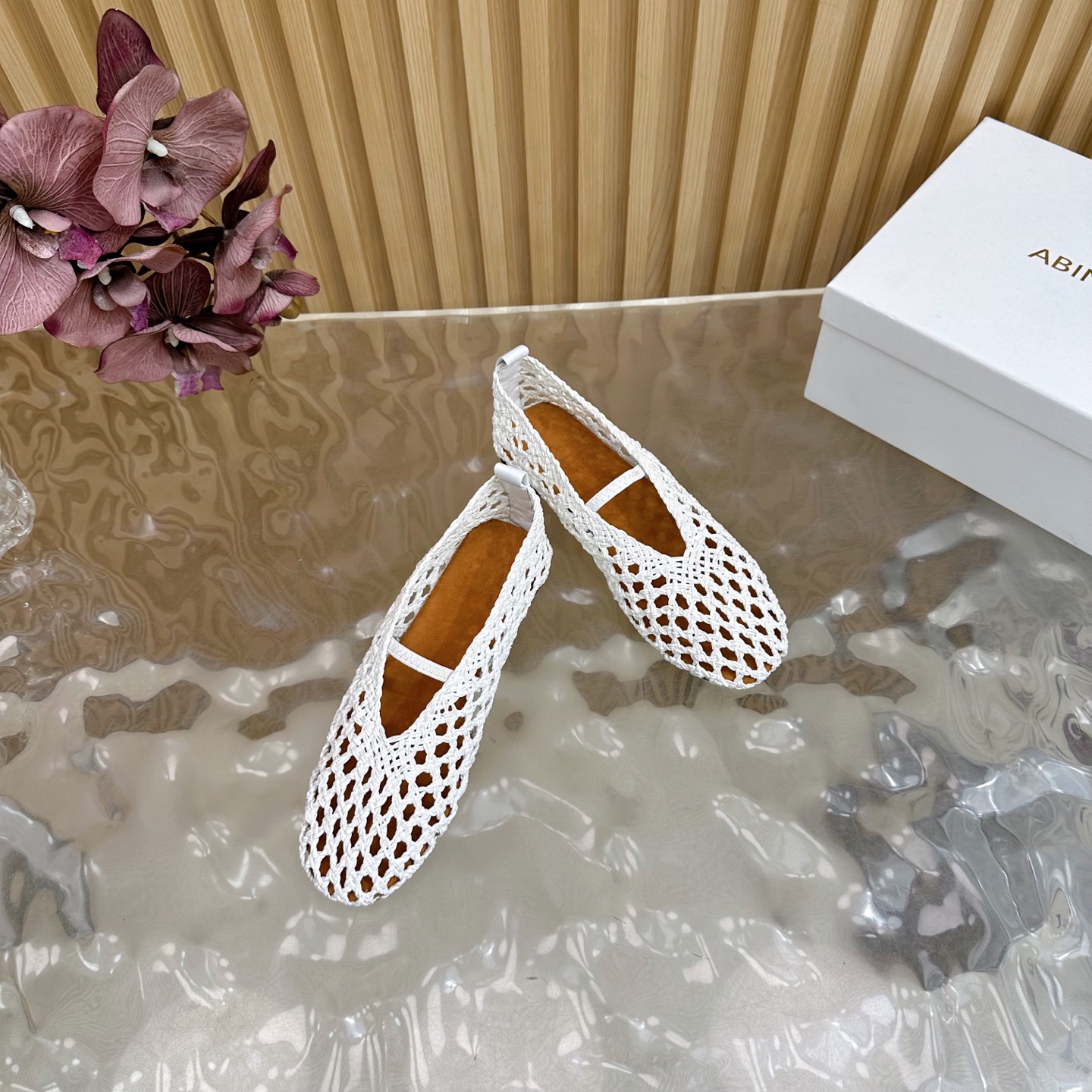 Fashion Update 2025: Crystal-Coated Monolith Shoes with Velvet Pumping Foot - 图片 6