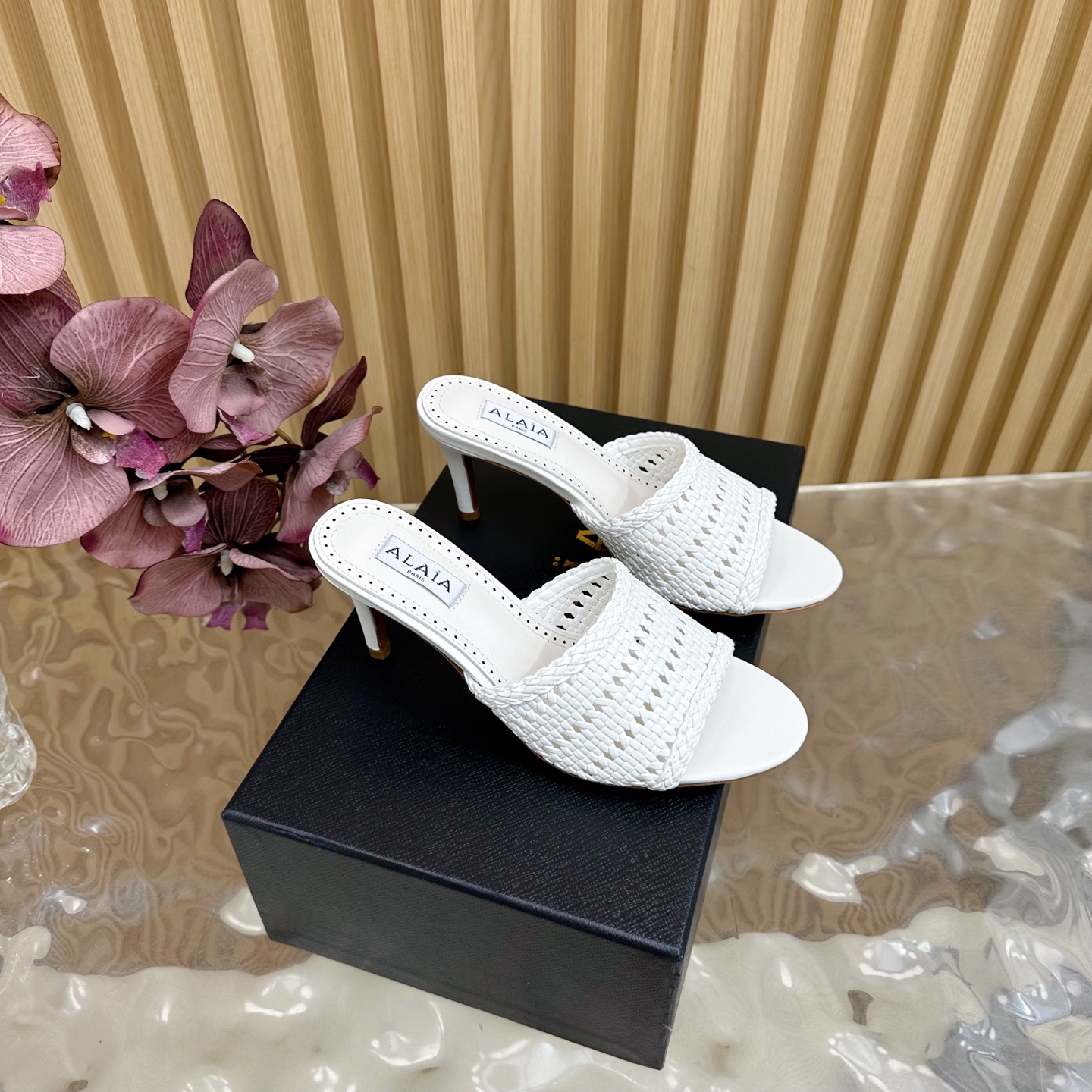 NO:408561,2025 counter new catwalk ALAIA｜French high-end first-tier high-end high-end brand new style S-shaped wedge sandals/semi-touch super fairy ———————————————————————————————————————————————————————————————————————————————————————————————————————————————————————————————————————————————————————————————————————————————————————————————————————————————————————————————————————————————————————————————————————————————————————————————————————————————————————————————————————————————————————————————————————————————————————————————————————————————————————————————————————————————————————————————————————————198609092025专柜新款走秀款ALAIA｜法国高端一线高定品牌 新款造型s型坡跟凉鞋/半拖超仙女 —————————————— AzzedineAlaia:时尚界最后的手艺人 只忠于展现女性身体曲线的裁剪之王 始创于1979年的品牌Alaia 一直主售时装感十足的型格女鞋 鞋面编织 内里羊皮 鞋底原版真皮大底 码数35-42（40.41.42定制） 包装Alaia原版包装,高跟鞋拖鞋,alaia,sandals,high heels,slippers,sheepskin,Leather soles,Women's Shoes