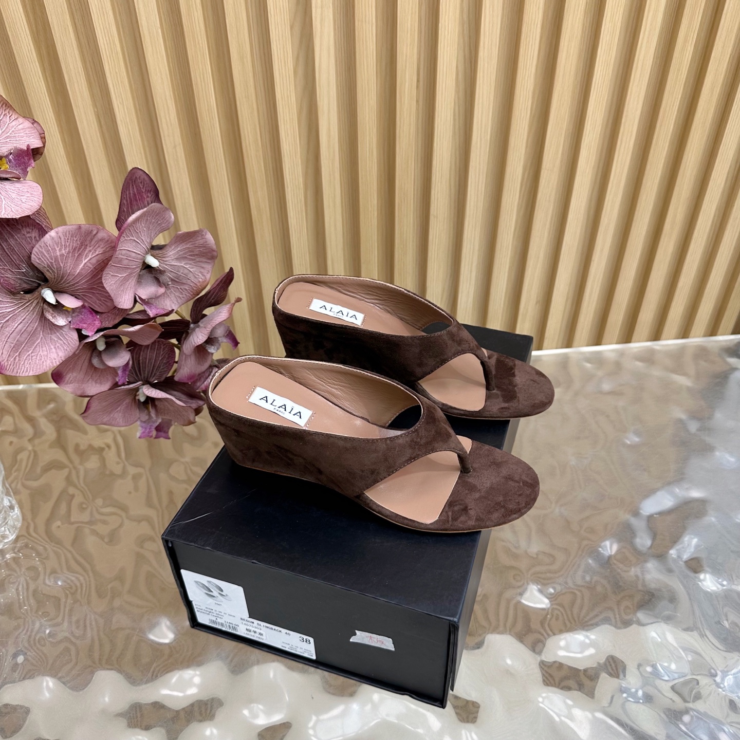 NO:409256,2025 counter new catwalk ALAIA｜French high-end first-tier high-end brand with angled heel sandals super fairy ————————————————————————————————————————————————— AzzedineAlaia: The last craftsman in the fashion industry, the king of cutting only loyal to showing the curves of women's body Alaia brand founded in 1979 has always been selling fashionable women's shoes, upper Yangjing, inner sheepskin, sole genuine leather sole, heel height 6cm, size 35-42 (40, 41 customized) Packaging Alaia original packaging, split-toe shoes, alaia, sheepskin, sheep198609092025专柜新款走秀款ALAIA｜法国高端一线高定品牌 夹角坡跟凉拖超仙女 ———————————— AzzedineAlaia:时尚界最后的手艺人 只忠于展现女性身体曲线的裁剪之王 始创于1979年的品牌Alaia 一直主售时装感十足的型格女鞋 鞋面羊京 内里羊皮 鞋底真皮底 跟高6cm 码数35-42（40、41定制） 包装Alaia原版包装,分趾鞋,alaia,sheepskin,sheep,Women's Shoes