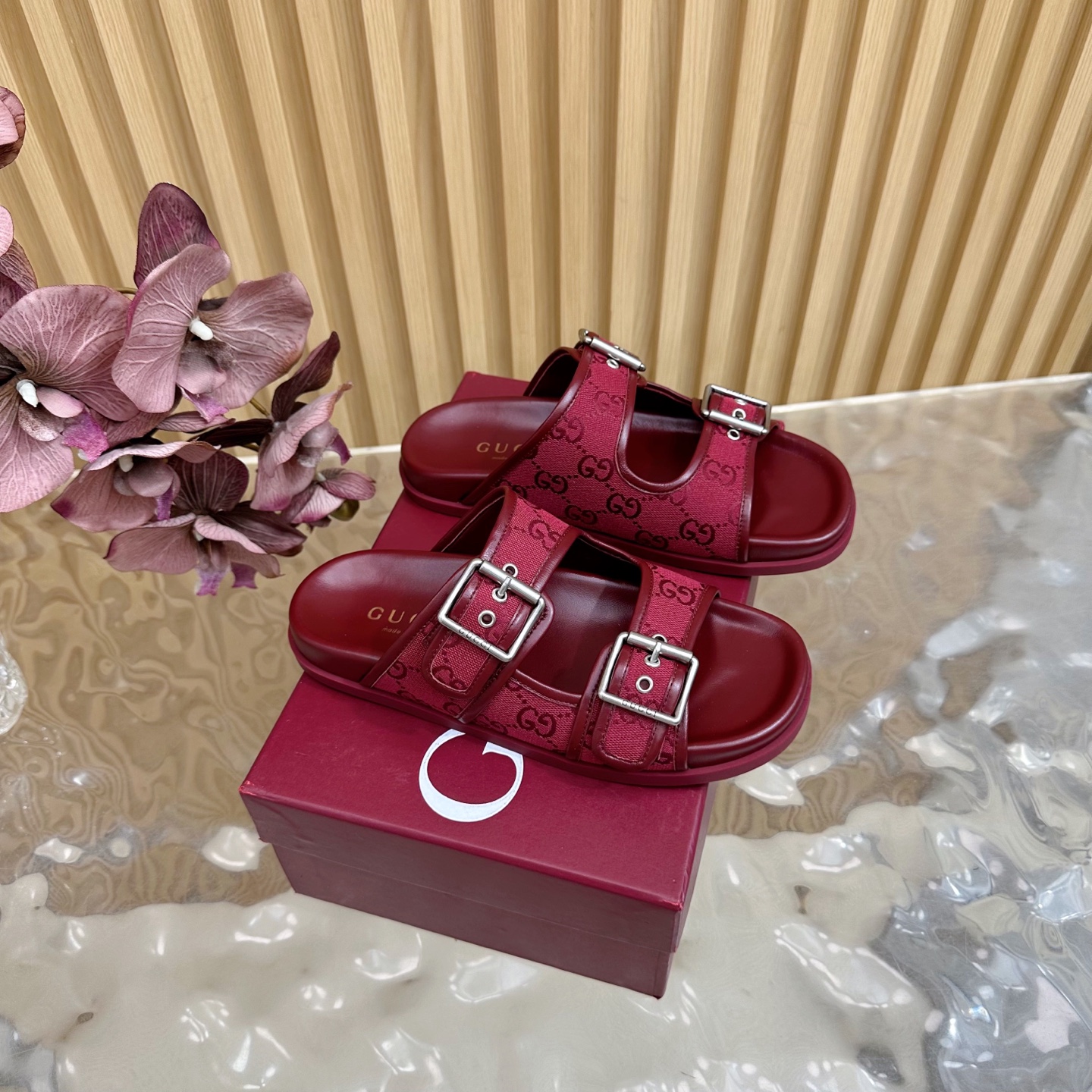 NO:409253,2025 Spring and Summer New Gucci/Gucci Jing 25WF Spring and Summer New Products Double G-buckle Beach Velcro Slippers ————————————————————————————————————————————————————————————————————————————————————————————————————————————————————————————————————————————————————————————————————————————————————————————————————————————————————  Very light and unexpected comfort on the feet. Not picky about the feet. The simple Velcro design is very durable. Adjustable size. The original mold opening is electroplating of hardware buckles is not easy to fade. The fabric is made of original custom material. The inner sheepskin is very comfortable and does not scratch or scratch the feet. The original mold opening is customized outsole. Size35-39 (customized by 40/41/42), slippers, gucci, gucci, slippers, sheepskin198609092025 春夏新款Gucci/古驰经25WF春夏新品 双G扣沙滩魔术贴拖鞋 ———————————— 夏天必备懒人福音鞋 谁穿谁美！ 很轻盈上脚意外的舒适 还不挑脚型 简约的魔术贴设计很耐看 可调节大小 五金扣原版开模电镀不易褪色 面料采用原版定制材质 内里羊皮很舒服不刮也不磨脚 原版开模定制大底 Size35-39（40/41/42定制）,拖鞋,gucci,gucci,slippers,sheepskin,Women's Shoes