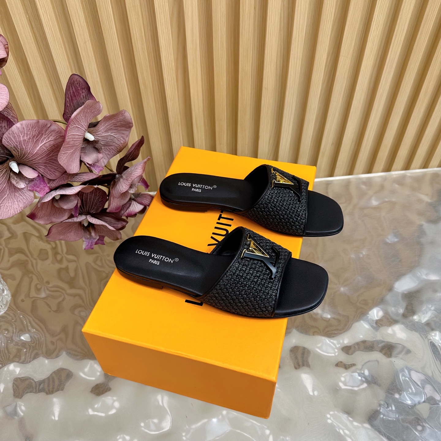 NO:409247,LV | Louis Vuitton 25 2025 Early Spring New Product Top Version Counter Features Featured Latest Denim Hard Label Slippers Hard Products New ————————————————————— Upper Braided Imported Goatskin Little Outsole Shoe Size: 35-42 (customized, 41, 42, no return or exchange), slippers, louis vuitton, louis vuitton, slippers, sheepskin, Leather soles19860909LV | 路易威登 25 2025 早春新品 顶级版本专柜主打最新款 牛仔布硬标拖鞋 硬货上新 ————————————— 鞋面编织 内里进口山羊皮里 大底真皮大底 鞋码: 35-42（40、41、42定制不退换）,拖鞋,louis vuitton,louis vuitton,slippers,sheepskin,Leather soles,Women's Shoes