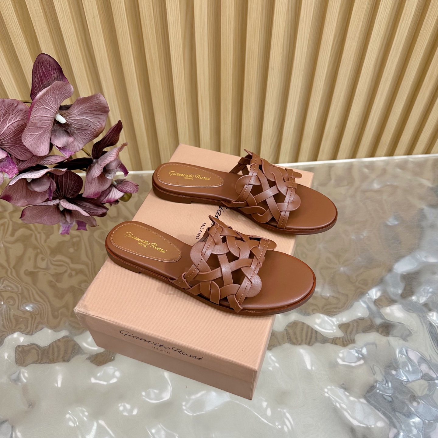 NO:409238,【Gianvit* Ross*】2025 early spring counter synchronizes the new Mary Jane single shoes, a single item that is delicate and elegant, worth buying this New Year. ———————————— The modern and elegant style of the pine gem elements, full of femininity, let you show your fashionable personality in comfort. Upper cowhide, inner sheepskin inner lining and foot pads, comfortable and versatile, outsole genuine leather sole size 35-41 (34, 40, 41, 42 customized, non-return and exchange), slippers, mary jane, slippers, cowhide, sheepskin19860909【Gianvit* Ross*】2025早春专柜同步新款玛丽珍 单鞋 娇气又不失气质优雅的一款单品这个新春值得入手 ——————————— 松宝石元素现代优雅风格,女人味十足 让您在舒适中彰显时尚性格. 鞋面牛皮编织 内里羊皮内里及垫脚 舒适百搭 大底真皮底 码数35-41（34、40、41、42定制不退换）,拖鞋,mary jane,slippers,cowhide,sheepskin,Women's Shoes