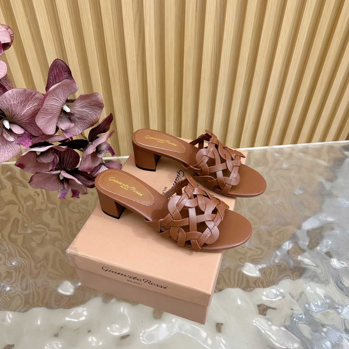 NO:409241,【Gianvit* Ross*】2025 early spring counter synchronizes the new Mary Jane single shoes, a single item that is delicate and elegant, worth buying this New Year. ——————————— The modern and elegant style of the pine gem elements, full of femininity, let you show your fashionable personality in comfort. Upper cowhide, inner sheepskin inner lining and foot pads, comfortable and versatile, large sole genuine leather sole (thick heel 5cm) Size 35-41 (34, 40, 41, 42 customized, non-return and exchange), slippers, mary jane, slippers, cowhide, sheepskin19860909【Gianvit* Ross*】2025早春专柜同步新款玛丽珍 单鞋 娇气又不失气质优雅的一款单品这个新春值得入手 ——————————— 松宝石元素现代优雅风格,女人味十足 让您在舒适中彰显时尚性格. 鞋面牛皮编织 内里羊皮内里及垫脚 舒适百搭 大底真皮底（粗跟5cm） 码数35-41（34、40、41、42定制不退换）,拖鞋,mary jane,slippers,cowhide,sheepskin,Women's Shoes