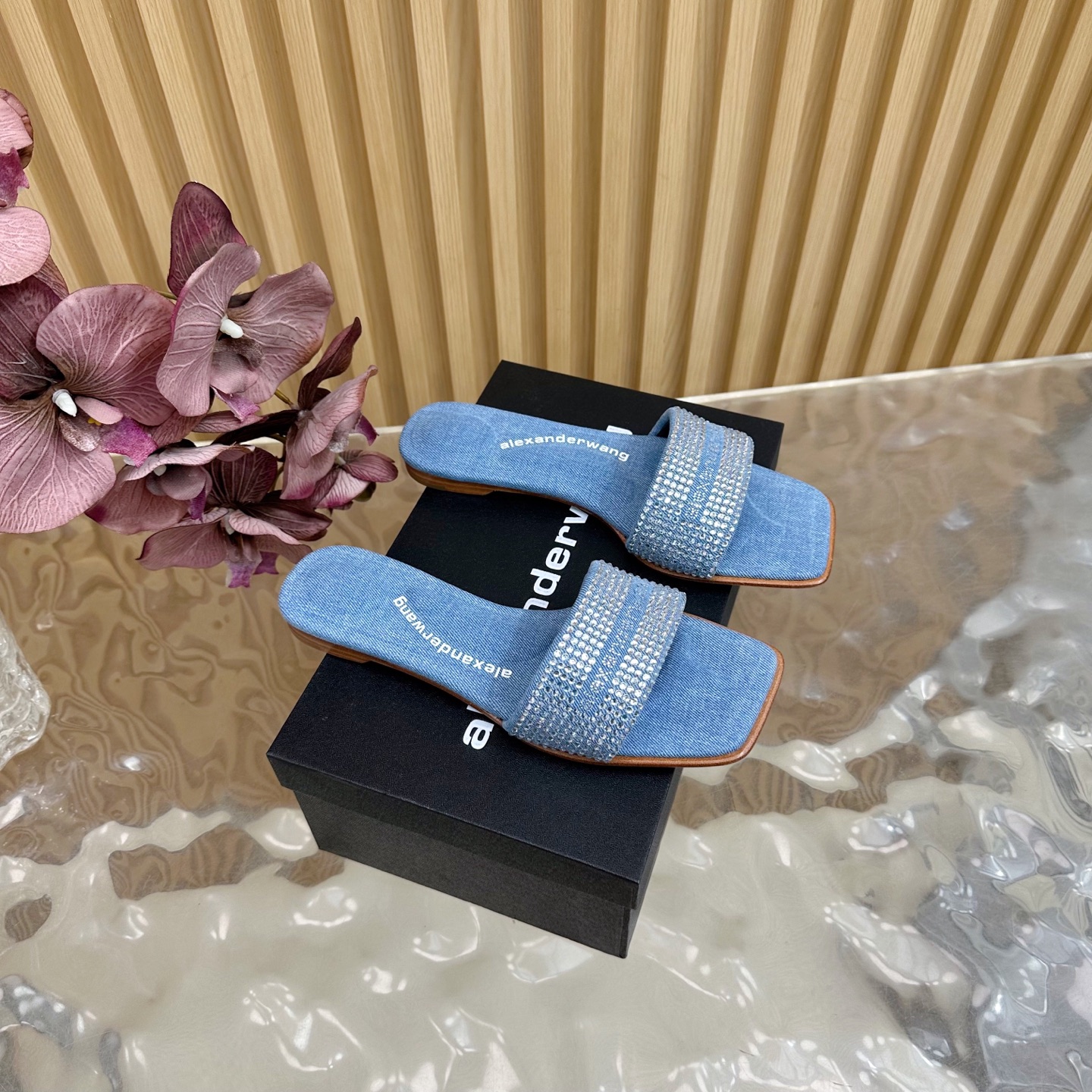 NO:409604,A*lexander~ Wang Alexander ·Wang 2025s early spring latest hit series, major internet celebrities are starting to show!  ———————————— The latest model is synchronized on the official website, the highest version of the counter, the market exclusive original single packaging, original single silk iron diamonds, a pair of king slippers must be owned in spring and summer... Upper: silk iron diamonds Outsole: leather sole Size: 35-39 (40.41 custom-made without return and exchange) Packaging: original full set of packaging, slippers, alexander wang, slippers, real silk19860909A*lexander~ Wang亚力山大 ·王2025s早春最新爆款拖系列,各大网红明星纷纷开秀！ ————————— 官网同步最新款,专柜最高版本懒人增高拖,市场独家原单包装,原单真丝烫钻,春夏季必须拥有一双大王拖鞋…… 鞋面: 真丝烫钻 大底:真皮底 码数:35-39（40.41定制不退换） 包装:原版全套包装,拖鞋,alexander wang,slippers,real silk,Women's Shoes