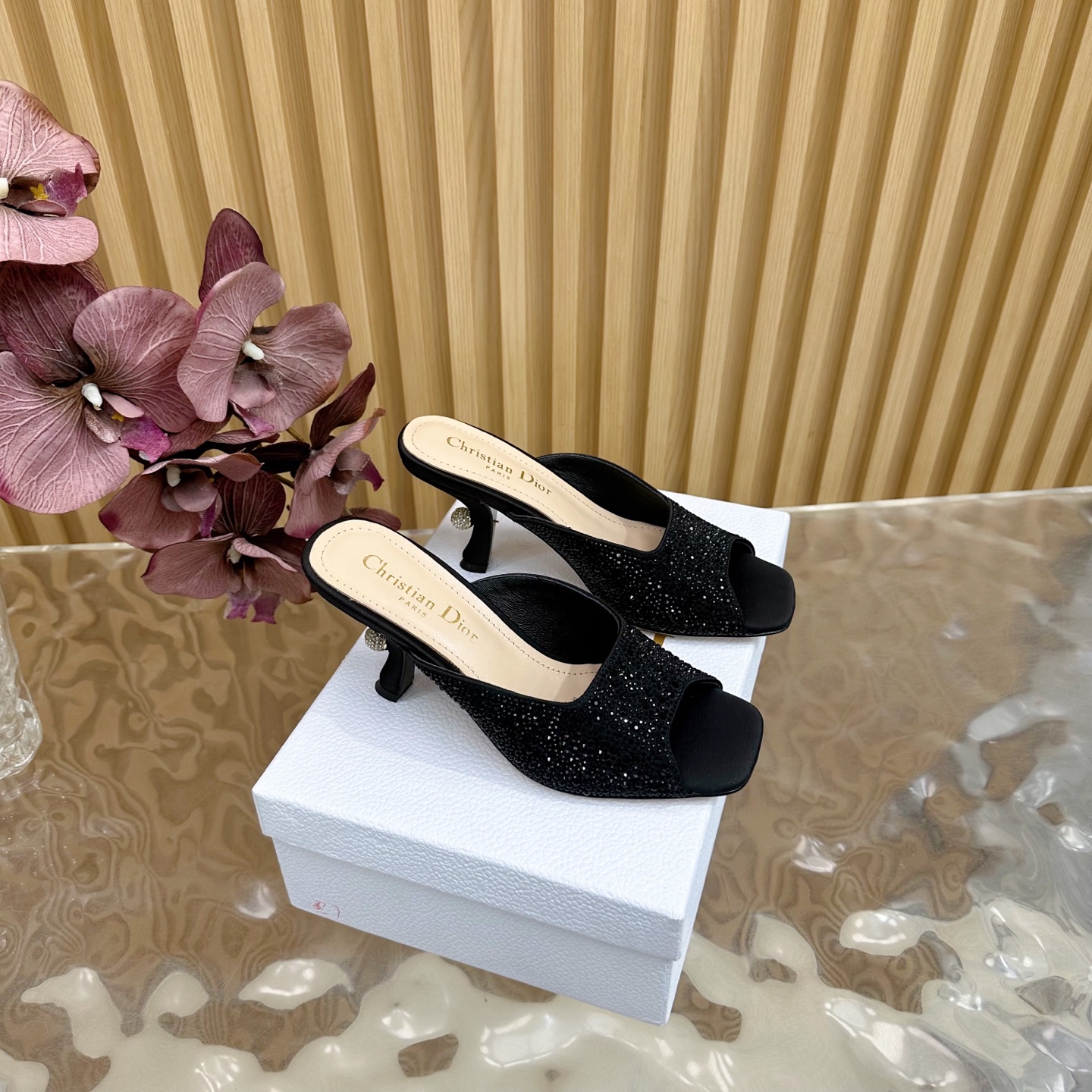 NO:409601,DIOR2025/ Spring and summer new product pearl heel cross-belt sandals This style is completely on the point that girls like. The back-belt high heels continue the eternal classic of D's home!  This shoe is low-key and gorgeous, sexy and not ostentatious. The shoe shape is a delicate style that everyone loves. It looks very slim. The entire curve of the side perfectly shows the curve of the foot. It has both mature and feminine taste and a hint of lively girlishness. It looks so good on the feet. It is worth recommending Go material. Silk upper/silk iron diamonds. Mixed sheepskin inside. Outsole imported Italian cowhide. Heel height 8cm. Size 35/42 (customized and not returned or exchanged.), high heels, dior, dior, high heels, slippers, cowhide, sheepskin, real silk.19860909DIOR2025/ 春夏新品珍珠后跟交叉带凉拖鞋 这款完全长在女生喜欢的点上 后带高跟鞋 ——————————— 延续D家永恒经典！这款鞋低调不失华丽 性感又不显张扬 鞋型是大家都爱的秀气款 非常非常显瘦 侧面整个弧度将脚部曲线完美展现 既有成熟女人味 又不乏一丝活泼少女感, 上脚也太好看了,值得推荐 Go 材质 鞋面真丝/真丝烫钻 内里混种羊皮 大底意大利进口牛皮大底 跟高 8cm 码数35/42（40/41/42定制不退换）,高跟鞋拖鞋,dior,dior,high heels,slippers,cowhide,sheepskin,real silk,Women's Shoes