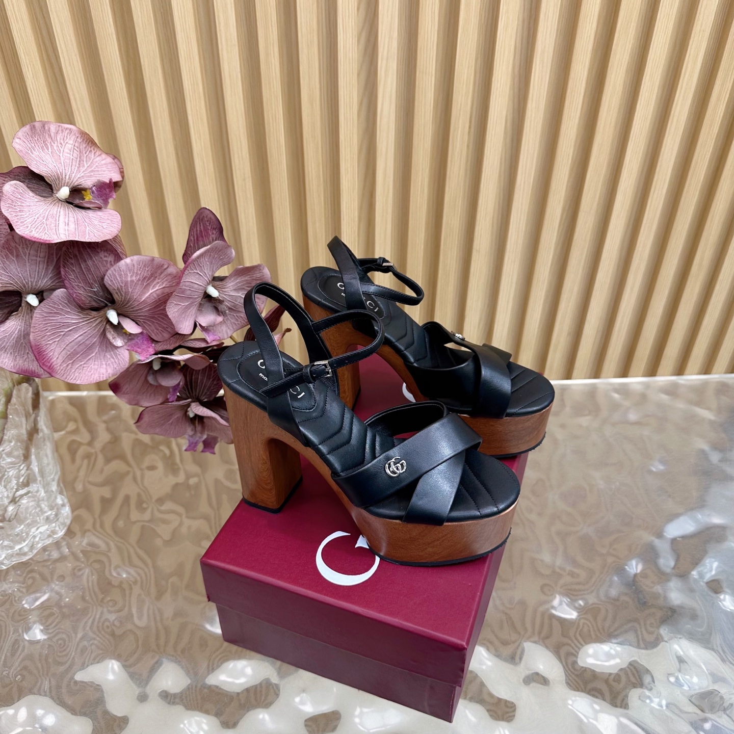 NO:409595,2025 Spring is so beautiful that you can't take your eyes off the 2025 counter synchronizes the new spring and summer style Gucci 25S spring and summer new wooden bottom water table thick sole sandal high heels —————————————— G home reflects the sense of high-end, always convinces the capital. It looks quite simple style, but it is inexplicably high-end on the feet. It is very sexy. It allows you to easily match it with all kinds of styles. The upper is imported cowhide and the inner is imported sheepskin. Italian imported genuine leather sole. Heel high water table 5cm, heel height 13cm Size35-39 (customized by 40/41/42), high heel sandals, gucci, gucci, sandals, high heels, cowhide, sheepskin198609092025开春 美得挪不开眼 2025专柜同步春夏新款Gucci 25S春夏新品木底水台厚底 凉鞋高跟 ———————————— G家在体现高级感这块 总让人大写的服气 看起来蛮简单的款式 但上脚就莫名很高阶 非常性感 让你轻松搭配尽显各种风格 鞋面采用进口牛皮 内里采用进口羊皮 意大利进口真皮底 跟高水台5cm,跟高13cm Size35-39（40/41/42定制）,高跟鞋凉鞋,gucci,gucci,sandals,high heels,cowhide,sheepskin,Women's Shoes