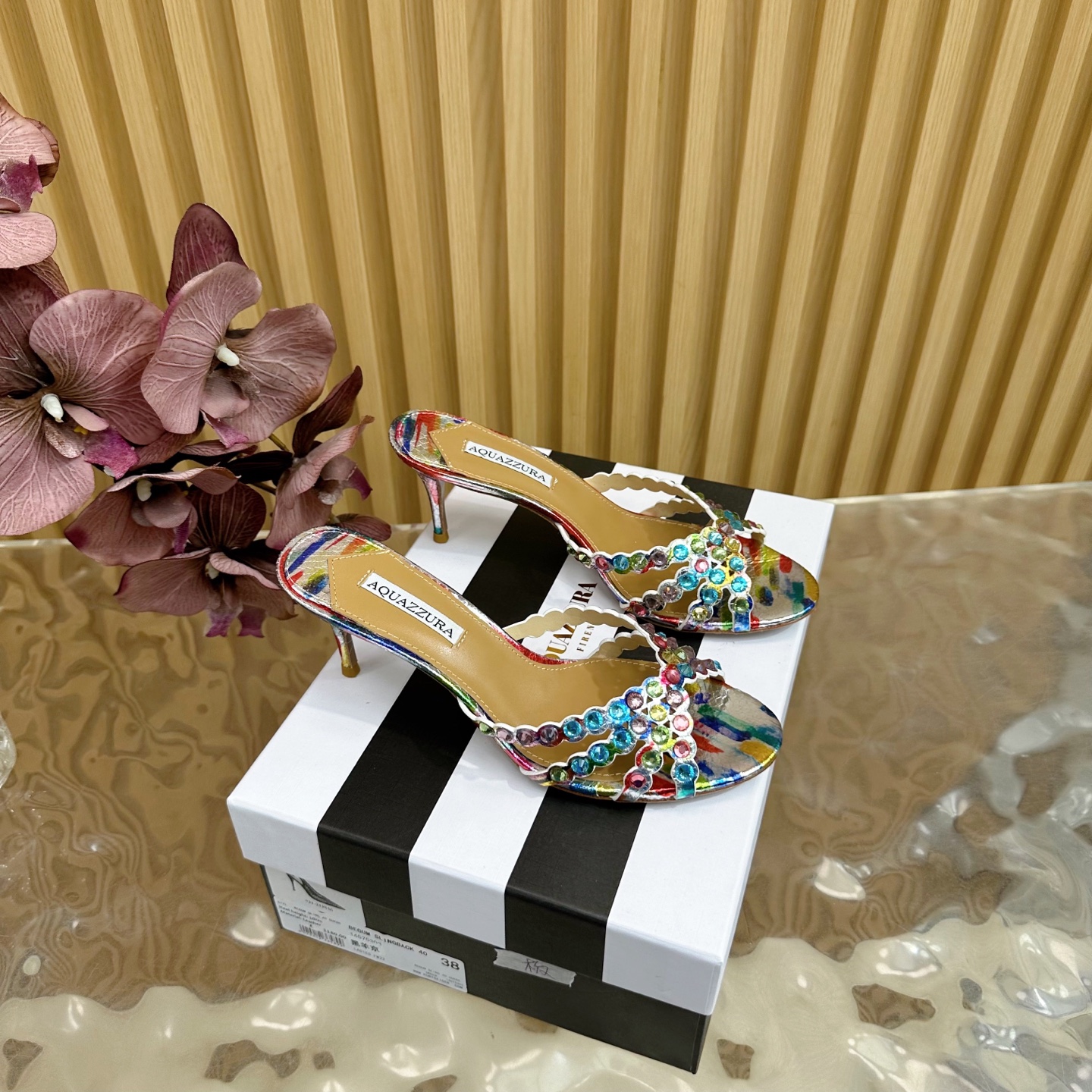 NO:409590,【Aquazzura】2025 new top version of Pineapple Women's Fantasy High Heel Sandals Original 1-to-1 mold opening heel High heels Shining shiny ———————————————— Imported sheepskin with original mold opening heels, simple and generous. Make the shoes more feminine, and the design suitable for party is suitable for various skirts, dresses and evening dresses, nightclubs, Swarovski rhinestones. It shows noble temperament in any occasion and can be matched at will. It is a must-have for all seasons _________________________________________________________________________________________________________________________________________________________________________________________________________________________________________________________________________________________________________________________________________________________________  36–42 (35, 41, 42 custom made without return), high heels slippers, swarovski, sandals, high heels, slippers, skirts, cowhide, sheepskin, Leather soles19860909【Aquazzura】2025 新款顶级版本菠萝女士幻彩 高跟凉鞋原版1比1开模鞋跟 高跟闪耀光芒 —————————————— 进口羊皮搭配原版开模鞋跟,简单大方 .使鞋子更有女人味,适合派对的设计适用各种套裙,于连衣裙晚礼服,夜场各种款式,9.5cm跟高搭配施华洛世奇水钻.任何场合都显高贵气质,可以随意搭配,四季必备 _____________________________ * 全套包装. * 鞋面 牛皮 * 衬里 羊皮 * 鞋底 意大利真皮大底 * 跟高 7cm * 码数 36–42（35、41、42订做不退换）,高跟鞋拖鞋,swarovski,sandals,high heels,slippers,skirts,cowhide,sheepskin,Leather soles,Women's Shoes