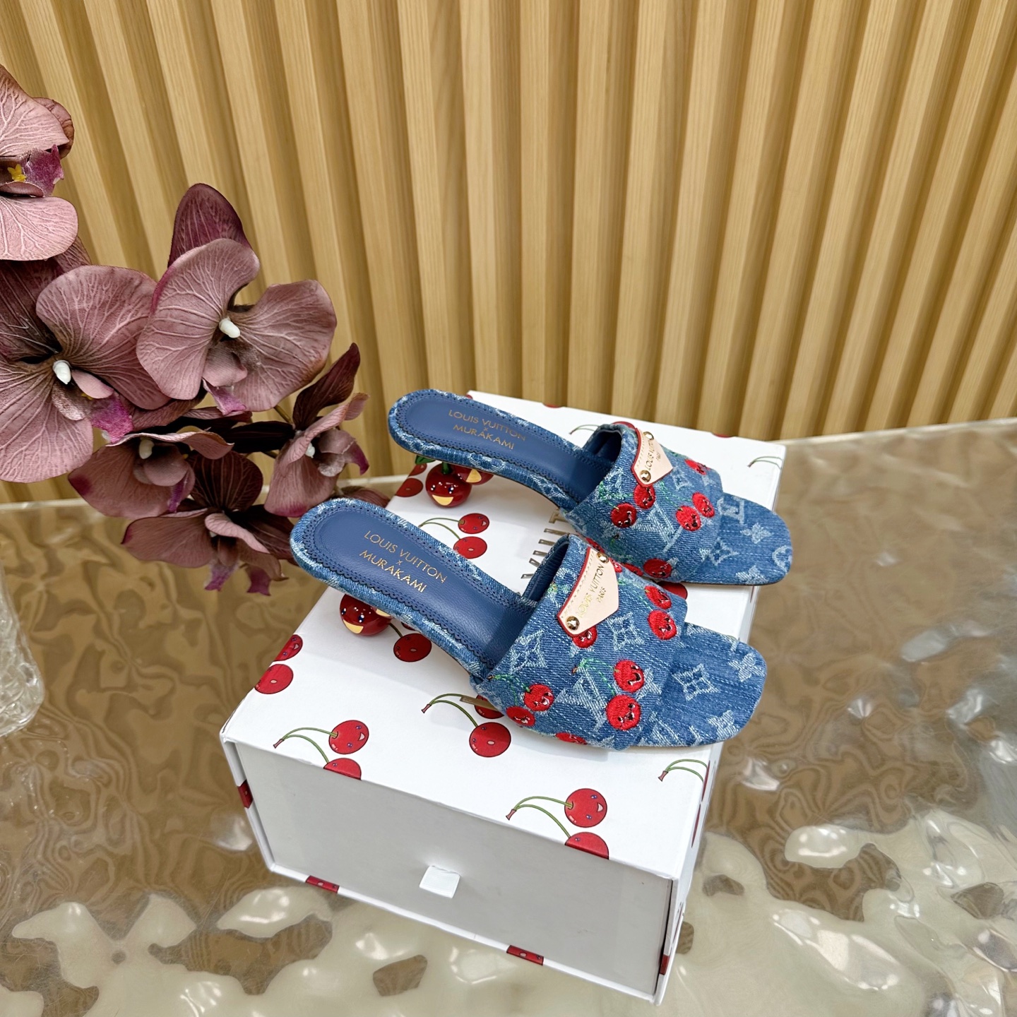 NO:414937,2025 spring and summer new cherry heel sandals L*V donkey brand 25ss spring and summer new cherry series cherry heel high heel slippers —————————————————————————————————————————————————————————————————————————————————————————————————————————————————————————————————————————————————————————————————————————————————————————————————————————————————————————————————————————————————————————————————————————————————————————————————————————————————————————————————————————————————————————————————————————————————————————————————————————————————————————————————————————————————————————————————————————————  heels, slippers, cowhide, sheepskin198609092025春夏新款 樱桃跟凉拖 L*V驴牌25ss春夏新品樱桃系列樱桃跟高跟拖鞋 ————————————— 将经典与俏皮完美融合 老花元素搭配樱桃图案 复古中透着活泼 立体的樱桃鞋跟设计 打破常规 自带灵动韵律 行走间展现出别样的时尚态度. 穿无论是漫步在繁华都市的街头 还是参加时尚派对 都能轻松成为焦点 让你在人群中脱颖而出 散发独特的魅力. 面料采用原版定制材质 内里垫脚均为小羊皮 意大利进口牛皮大底 size35/42（40/41/42 定制）,高跟鞋拖鞋,louis vuitton,high heels,slippers,cowhide,sheepskin,Women's Shoes
