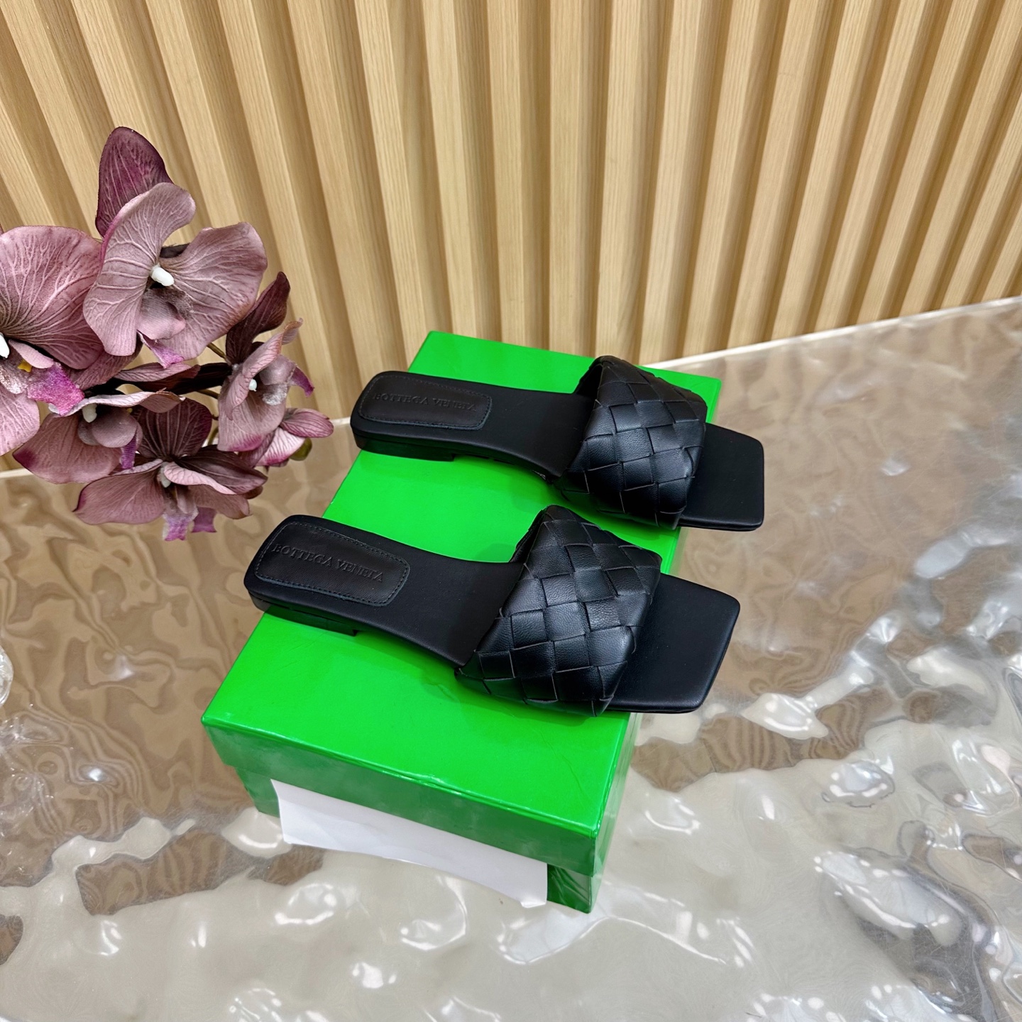 NO:414929,Bottega Venet* 2025 Spring and Summer Hot Products ———————————————— The latest and most classic woven flat high heel sandals!  ins&Xiaohongshu has many internet celebrities!  Super sexy on your feet!  It's really beautiful!  This matte upper is super high-end!  High-end wear is fairy and simple, fashionable and design-like. They are all very easy to wear, especially high heels with anti-slip rubber pads on the sole and will not be tired for a day. They are practical and textured. They are especially suitable for office workers (the original custom-made shoe soles are the same as the same). It is worth mentioning that the silk film soles that have been tested repeatedly in the sole for a month is almost perfect. Most of the market is sprayed. BV is a magic tool for matching clothes. Wearing it makes you look fashionable and fashionable. It is a highlight of the matching. Your thoughts are finally here. It is versatile and suitable for any occasion and a must-have pair!  Outsole original Italian leather injection molded outsole size 35-39 (40.41.42.43 order), slippers, bottega veneta, bottega veneta, sandals, high heels, slippers19860909Bottega Venet* 2025春夏爆款 —————————————— 最新最经典编织平底高跟凉鞋！ins&小红书巨多网红明星上身！上脚超性感！真的太美了！这款哑光的鞋面超有高级感！高级穿着又仙女简约时髦又有设计感 而且都非常非常好穿特别是高跟鞋底部有防滑胶垫走一天也不会累,实用又有质感,特别适合上班一族（原版开模定制颜色鞋型鞋底一摸一样）值得一提的是鞋底花费一个月开模反复测试过的丝膜大底做到几乎完美,市场上大部份是喷涂 BV当道简直是搭配衣服的神器 穿上让你集时髦洋气于一身 是搭配中的一个亮点 你们的心心念念终于来了 百搭适用任何场合、人手必备一双！ 大底原版意大利真皮注塑大底 码数35-39（40.41.42.43订）,拖鞋,bottega veneta,bottega veneta,sandals,high heels,slippers,Women's Shoes