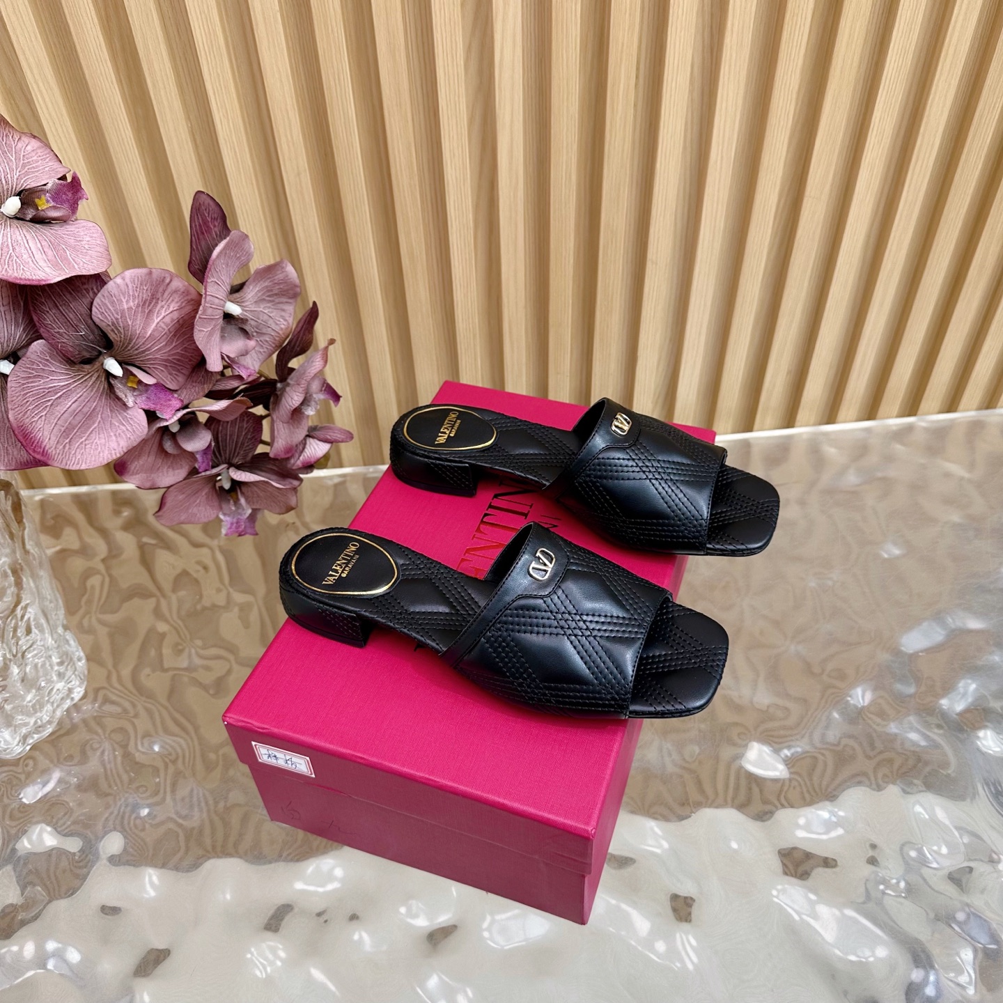 NO:414987,Valentino's new spring and summer 2025 electric embroidered slippers —————————————— Valentino's classic series upgraded. The smooth line design is very suitable for the current female aesthetics. It is sexy, sweet and easy to control. The unique V-button embellishes the ankles to highlight the full sense of high-endness, and the new season lives up to expectations!  Worth buying ★Imported silk is absolutely top-notch original, absolutely sensual and elegant style, and create a different feeling and simple style!  Size 35-41 (customized for 40, 41, 42) imported fabric pvc inner lily sheepskin heel height 3cm, slippers, valentino, slippers, sheepskin, real silk19860909华伦天奴2025春夏新款电绣拖鞋 ———————————— 华伦天奴经典系列升级 流畅的线条设计非常适合当下女性审美 性感甜美轻松驾驭 独特V扣点缀脚踝衬托出满满的高级感,新一季不负期待！ 值得入手★进口真丝绝对的上档次原版做法 绝对感性优雅风格 创造不一样的感觉简约气质款式！ 码数35-41（40、41、42定做） 面料进口pvc 内里内里羊皮 跟高3cm,拖鞋,valentino,slippers,sheepskin,real silk,Women's Shoes