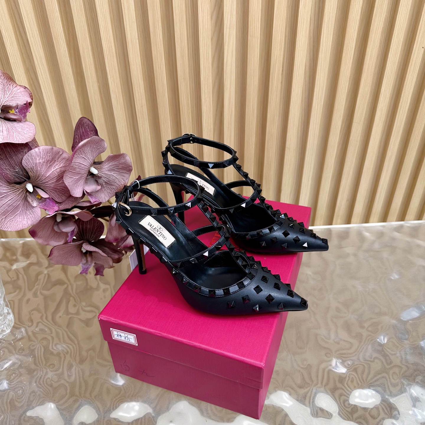 NO:414979,————Exclusive new style Valentino 2025 latest version Valentino Paris fashion show launches the latest version Valentino mesh rivets Sandals high heels ———————————————————— Valentino This series interprets the new fashion charm and continues the super high heel design, and is favored by well-known overseas bloggers. Tens of millions of fans and bloggers are full of performances, and they are best-selling at home and abroad. It has been out of stock in China, top version Candy color matching, each color is beautiful. Upper top layer cowhide imported sheepskin sole genuine leather outsole heel height 9.5cm package full set of original packaging. Size 35-43 sizes (40.41.42.43, no return or exchange), high heels sandals, valentino, valentino, sandals, high heels, cowhide, sheepskin, Leather  soles19860909—————独家新款华伦—————— 2025最新款 顶级版本版本Valentino 巴黎时装秀场款推出最新款 华伦天奴网纱铆钉 凉鞋高跟 —————————————— 华伦天奴此系列演绎全新时尚魅力 延续超高跟设计,深得海外知名博主青睐 千万粉丝博主倾情演绎,畅销海内外 国内已经断货,顶级版本 糖果色配色,每个颜色都是绝美 鞋面头层牛皮 内里进口羊皮 鞋底真皮大底 跟高9.5cm 包装全套原版包装 码数35一43码（40.41.42.43 不退不换）,高跟鞋凉鞋,valentino,valentino,sandals,high heels,cowhide,sheepskin,Leather soles,Women's Shoes