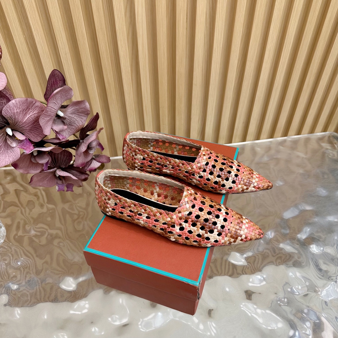 NO:414971,Loro Piana/ LP 55 classic and beautiful woven loafers round mark footbed slippers Flat shoes Minimalist style, retro and level!  —————————————— Simple and elegant, very pleasing style!  The king of high-end versatile all year round is suitable for spring, summer, autumn and winter. The upper is made of woven cowhide leather, inner footbed sheepskin imported from Italy. The size is 35-39 (40.41 customized), single shoes, loro piana, loro piana, loafers, flats, slippers, cowhide, sheepskin, Leather soles19860909Loro Piana/ LP 55经典绝美编织乐福鞋圆标垫脚拖鞋 平底鞋单鞋 极简主义风格,复古又级！ ————————————— 简约又大气,属于非常耐看的款式！高级百搭之王一年四季春夏秋冬皆适宜 鞋面采用编织擦色牛皮 内里垫脚羊皮 意大利进口真皮大底 码数35-39（40.41 定做）,单鞋,loro piana,loro piana,loafers,flats,slippers,cowhide,sheepskin,Leather soles,Women's Shoes