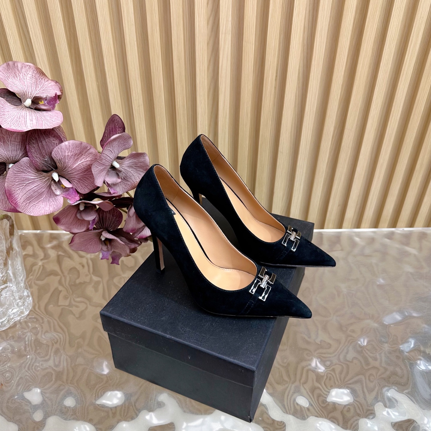 NO:415763,The top version of the market, exclusive new model released, the entire series has successively launched all heel-shaped models, and finally ushered in it. A light luxury brand, Elisabetta Franchi Elisabetta Franchi, beautiful high-heel fashion show sandals, ELISABETTA FRANCH is a fashion brand from Italy. ———————————————————————————————————— Prepare to welcome a wave of beautiful pointed high-heeled heart-warming snipers. The small gold bars show the cold and cool atmosphere and the sexy pointed toe collision. Simple and high-end. The heel is stable and elegant. The flash drill strap and velvet upper lit up the romantic atmosphere, the thin heel beauty gives a new 'high' degree, and immediately unlock the supermodel's leg proportions perfectly adapt to the ritual outfit, and always exudes noble charm. The upper Yangjing, the inner inner sheepskin, the sole imported genuine leather sole  Heel height 10cm, high heels, single shoes, sandals, high heels, sheepskin, sheep, Leather soles19860909市场顶级版本 独家新款 发售 整个系列陆续推出全部跟型独家开模/耗时3个月终于迎来了它 一个轻奢品牌 Elisabetta Franchi Elisabetta Franchi绝美高跟时装秀场凉鞋 ELISABETTA FRANCH是来自意大利的时装品牌 ———————————— 准备迎接一波貌美尖头高跟的心动狙击 小金条尽显冷峻酷飒气息与性感尖头碰撞 简约不失高级 跟高稳住优雅气质 闪钻袢带与丝绒鞋面点亮浪漫氛围细跟美出新“高”度,即刻解锁超模腿比例完美适配仪式感穿搭,时刻散发矜贵魅力 鞋面羊京 内里进口绵羊皮 鞋底进口真皮大底 跟高10cm,高跟鞋单鞋,sandals,high heels,sheepskin,sheep,Leather soles,Women's Shoes