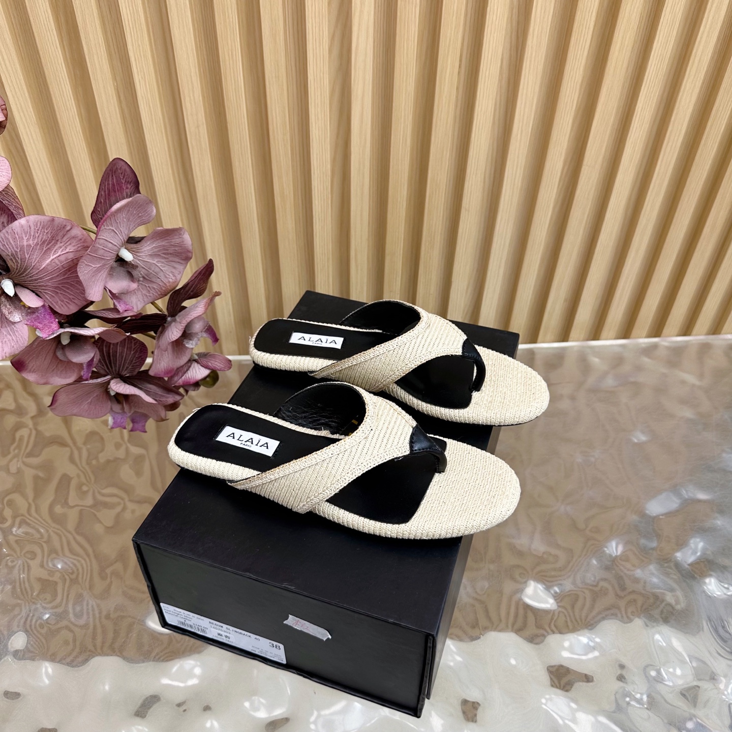 NO:422667,2025 new counter model ALAIA｜French high-end first-tier high-end high-end brand Angle heel sandals Super fairy —————————————————————————————————————————————— AzzedineAlaia: The last craftsman in the fashion industry, the king of cutting only loyal to showing the curves of women's body Alaia brand founded in 1979 has always been selling fashionable women's shoes, upper woven inner sheepskin sole genuine leather sole Size 35-41 (customized by 40 and 41) Packaging Alaia original packaging, split-toe shoes, alaia, sheepskin198609092025专柜新款走秀款ALAIA｜法国高端一线高定品牌 夹角坡跟凉拖超仙女 ———————————— AzzedineAlaia:时尚界最后的手艺人 只忠于展现女性身体曲线的裁剪之王 始创于1979年的品牌Alaia 一直主售时装感十足的型格女鞋 鞋面编织 内里羊皮 鞋底真皮底 码数35-41（40、41定制） 包装Alaia原版包装,分趾鞋,alaia,sheepskin,Women's Shoes