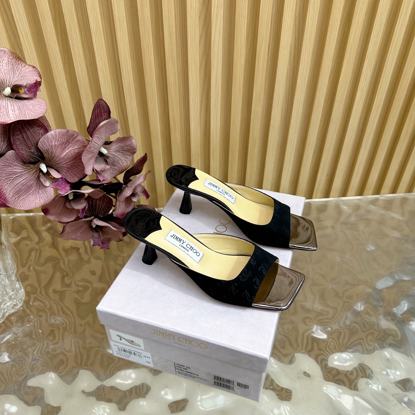 NO:422647,High-version Jimmy Choo Fish Mouth Cat Heel Slippers ————————————————————————— Your best companion for the skirt in the closet. I believe I admire the high-heeled shoe designers at JC home that have a good grasp of women’s psychology. The shoes made will definitely allow any woman to control a shoe that does not coexist with sexy and elegant. It is paired with a glittering Swarovski crystal chain to embellish it with a very eye-catching and elegant design. The style is not exaggerated but it shows the style. In addition, the small pointed coffin shape is completely perfect and very comfortable to wear. What are the fashionable people waiting for? This one took a whole month to polish it from purchasing the original version to making it, and it is almost the same as the original version!  A must-have wardrobe, there is definitely one that suits you!  !  Fabric is made of imported patent leather/matte leather, inner foot pad mixed breed sheepskin Customized A-grade Italian genuine leather sole Heel height 5cm Size35-39 (customized by 40, 41), semi-torque high heels, jimmy choo, swarovski, chanel, high heels, slippers, skirts, sheepskin19860909高版本Jimmy Choo 鱼嘴猫跟拖鞋 —————————— 你衣柜里裙子最好的伴侣,相信我就佩服JC家的高跟鞋履设计师把女人的心理把握的很到位,做出来的鞋子绝对会让任何一个女人都把持不性感与优雅并存的一款鞋子,搭配一条闪闪动人的施华洛世奇水晶链条予以点缀装饰十分醒目优雅的设计,风格不浮夸但尽显格调,再加上小尖头棺型完全做到了极致上脚非常舒适时髦精们还在等什么?这款从购买原版到制作一共整整花了一个月的时间去打磨,到现在几乎与原版一致！衣橱必备款,绝对有一款是适合你的！！ 面料采用进口漆皮/磨砂皮 内里垫脚混种羊皮 定制A级意大利真皮底 跟高5cm Size35-39（40、41定制）,半拖高跟鞋,jimmy choo,swarovski,chanel,high heels,slippers,skirts,sheepskin,Women's Shoes