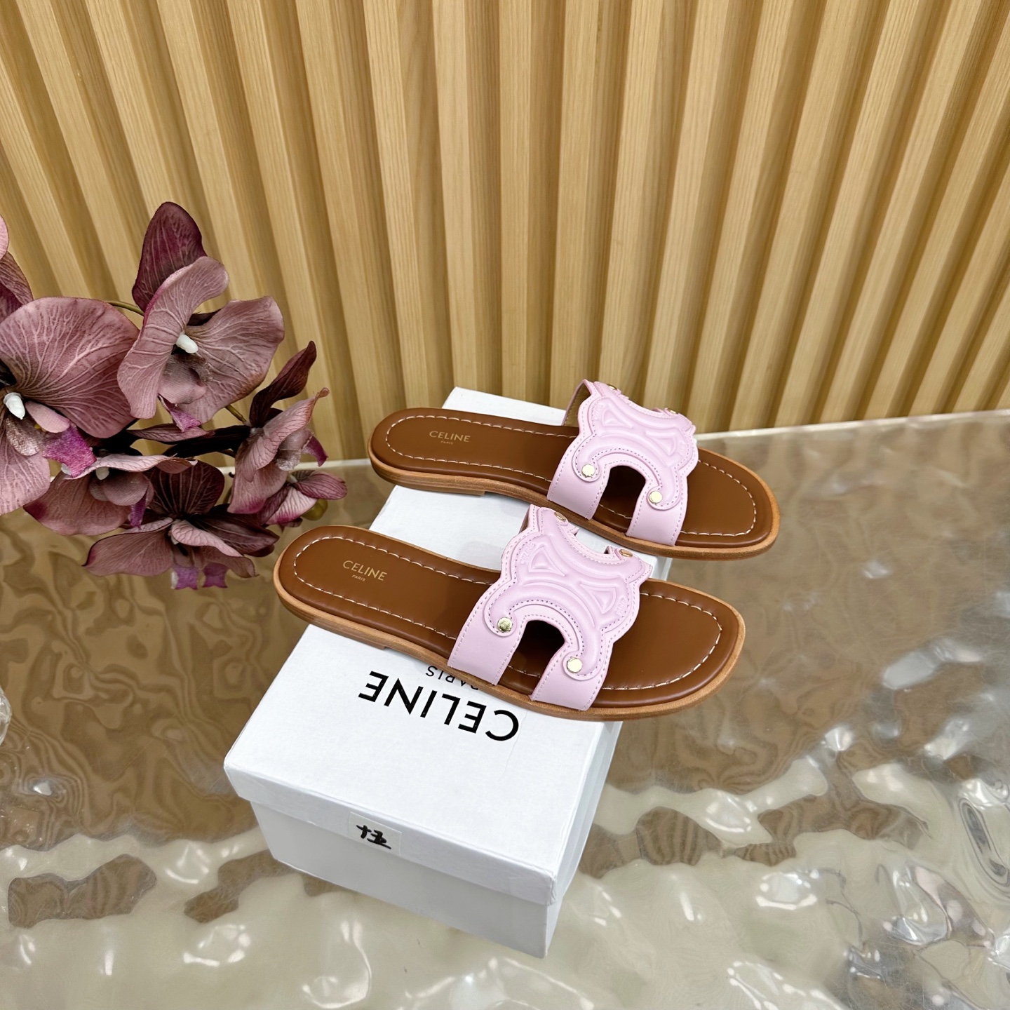 NO:422631,CELINE 2025 spring and summer new Arc de Triomphe logo drag ————————— The upper is made of calfskin and classic embossed logo oil edge technology, with extraordinary texture and super beautiful footwear fabric cowhide inner sheepskin, large sole genuine leather sole size 35-42 (40.41.42 custom made without return or exchange), slippers, celine, celine, slippers, cowhide, sheepskin19860909CELINE（赛琳）2025春夏新品凯旋门logo拖 —————————— 鞋面采用小牛皮加经典压花Logo油边工艺,质感非凡上脚超级好看 面料牛皮 内里羊皮 大底真皮底 码数35-42（40.41.42定做不退换）,拖鞋,celine,celine,slippers,cowhide,sheepskin,Women's Shoes