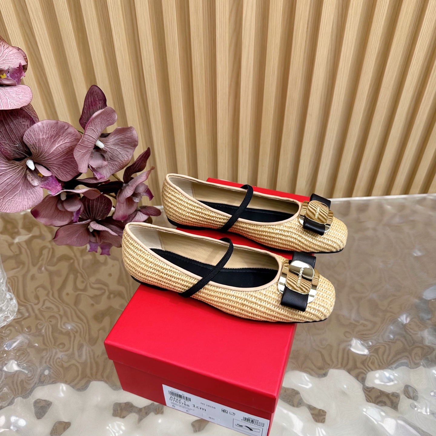 NO:422624,It is the most attractive thing. Early spring AW popular Ferragamo/Ferragamo square head bow buckle Mary Jane shoes ballet shoes are soft ceiling~ —————————————————— The upper is made of original custom woven, tiptoe mixed-bred sheepskin, original open mold-proof non-slip sole zise35-39 (customized on 40/41), single shoes, ferragamo, ferragamo, mary jane, sheepskin19860909耐看的还得是它 早春AW爆款Ferragamo/菲拉格慕方头蝴蝶结扣玛丽珍鞋芭蕾舞鞋这是柔软天花板呀~ —————————————— 鞋面采用原版定制编织 内里踮脚混种羊皮 原版开模防滑大底 zise35-39（40/41定制）,单鞋,ferragamo,ferragamo,mary jane,sheepskin,Women's Shoes