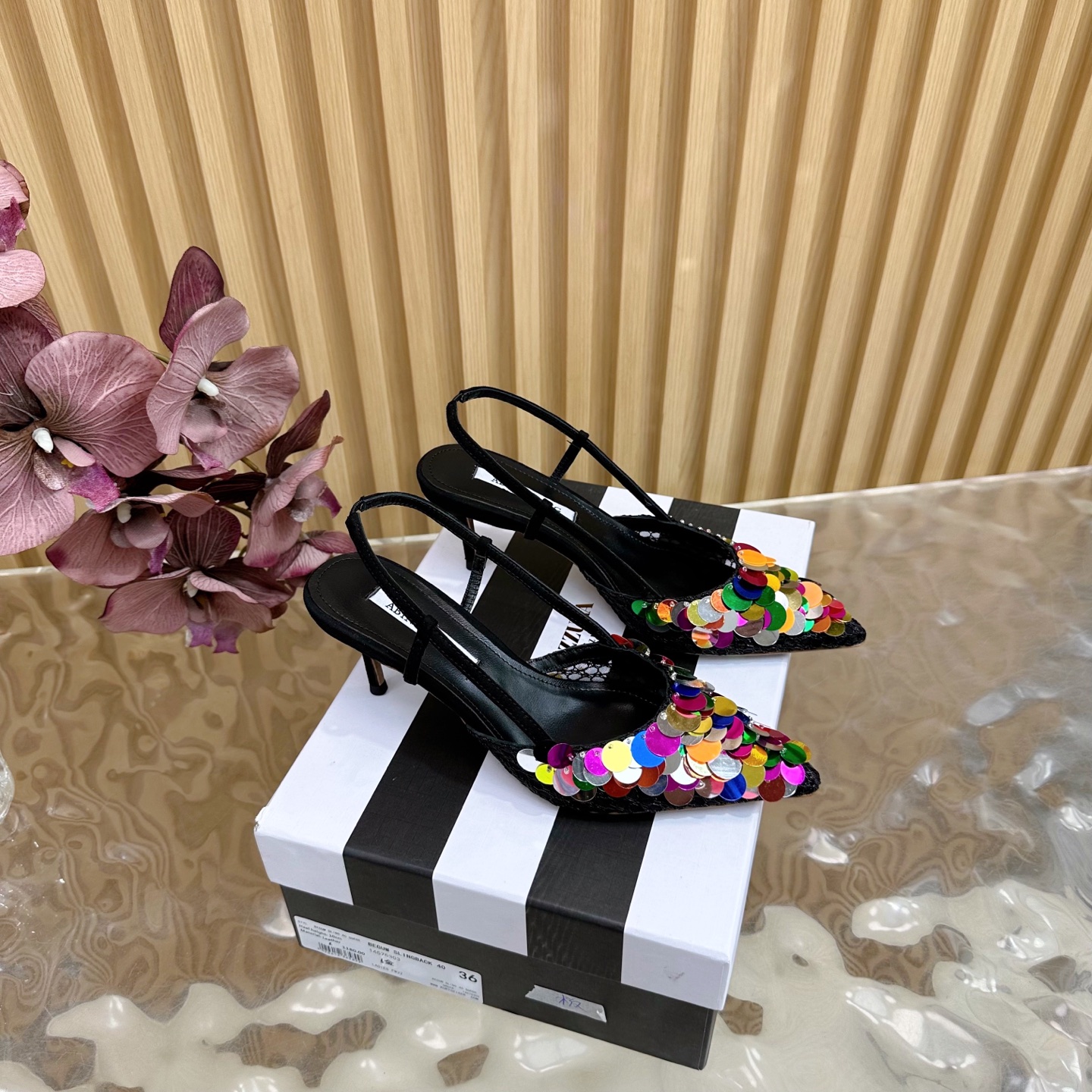 NO:422619,【Aquazzura】2025 new top version of Pineapple Women's Fantasy High Heel Sandals Original 1-to-1 mold opening heel High heels Shining shiny ———————————————— Imported sheepskin with original mold opening heels, simple and generous. Make the shoes more feminine. Designs suitable for party are suitable for various skirts, dresses and evening dresses, nightclubs, Swarovski rhinestones. It shows noble temperament in any occasion and can be matched at will. It is a must-have for all seasons __________________________________________________________________________________________________________________________________________________________________________________________________________________________________________________________________________________________________________________________________________________________________  Custom made no return or exchange), high heels sandals, swarovski, sandals, high heels, skirts, sheepskin, Leather soles19860909【Aquazzura】2025 新款顶级版本菠萝女士幻彩 高跟凉鞋原版1比1开模鞋跟 高跟闪耀光芒 —————————————— 进口羊皮搭配原版开模鞋跟,简单大方 .使鞋子更有女人味,适合派对的设计适用各种套裙,于连衣裙晚礼服,夜场各种款式,9.5cm跟高搭配施华洛世奇水钻.任何场合都显高贵气质,可以随意搭配,四季必备 _____________________________ * 全套包装. * 鞋面 网纱珠片 * 衬里 羊皮 * 鞋底 意大利真皮大底 * 跟高 5.5cm * 码数 35–42（40、41 订做不退换）,高跟鞋凉鞋,swarovski,sandals,high heels,skirts,sheepskin,Leather soles,Women's Shoes