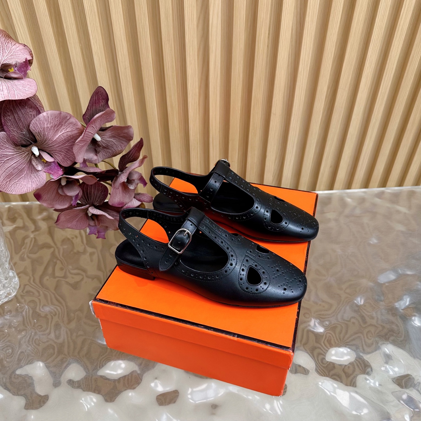 NO:422612,2025 spring and summer new Hermès/Hermès 25WF new hollow sandals ————————————————————————————————————————————————————————————————————————————————————————————————————————————————————————————————————————————————————————————————————————————————————————————————————————————————————————————————————————————————————————————————————————————————————————————————————————————————————————————————————————————————————————————————————————————————————————————————————————————————————————————————————————————————————————————————————————————————————————————————  size35-39 (customized on 40/41/42), sandals, hermes, hermes, sandals, skirts, shorts, tees, t-shirt, cowhide, sheepskin198609092025春夏新款 Hermès/爱马仕25WF新品镂空凉鞋 ————————————— 成为夏日里不可或缺的时尚单品. T字带设计简洁利落 巧妙修饰脚型 展现出女性的柔美与干练 . 标志性的“H”元素以镂空工艺呈现 不仅是品牌经典的象征 更增添了一份轻盈灵动的美感 在光线下投射出独特的光影 尽显低调奢华. 无论是漫步在夏日的街头 还是出席精致的下午茶聚会 都能轻松适配 搭配简约的连衣裙 尽显优雅气质 与短裤、T恤组合又能营造出随性的休闲氛围 . 面料采用原版定制皮料 内里垫脚均为小羊皮 意大利进口牛皮大底 size35-39（40/41/42定制）,凉鞋,hermes,hermes,sandals,skirts,shorts,tees，t-shirt,cowhide,sheepskin,Women's Shoes