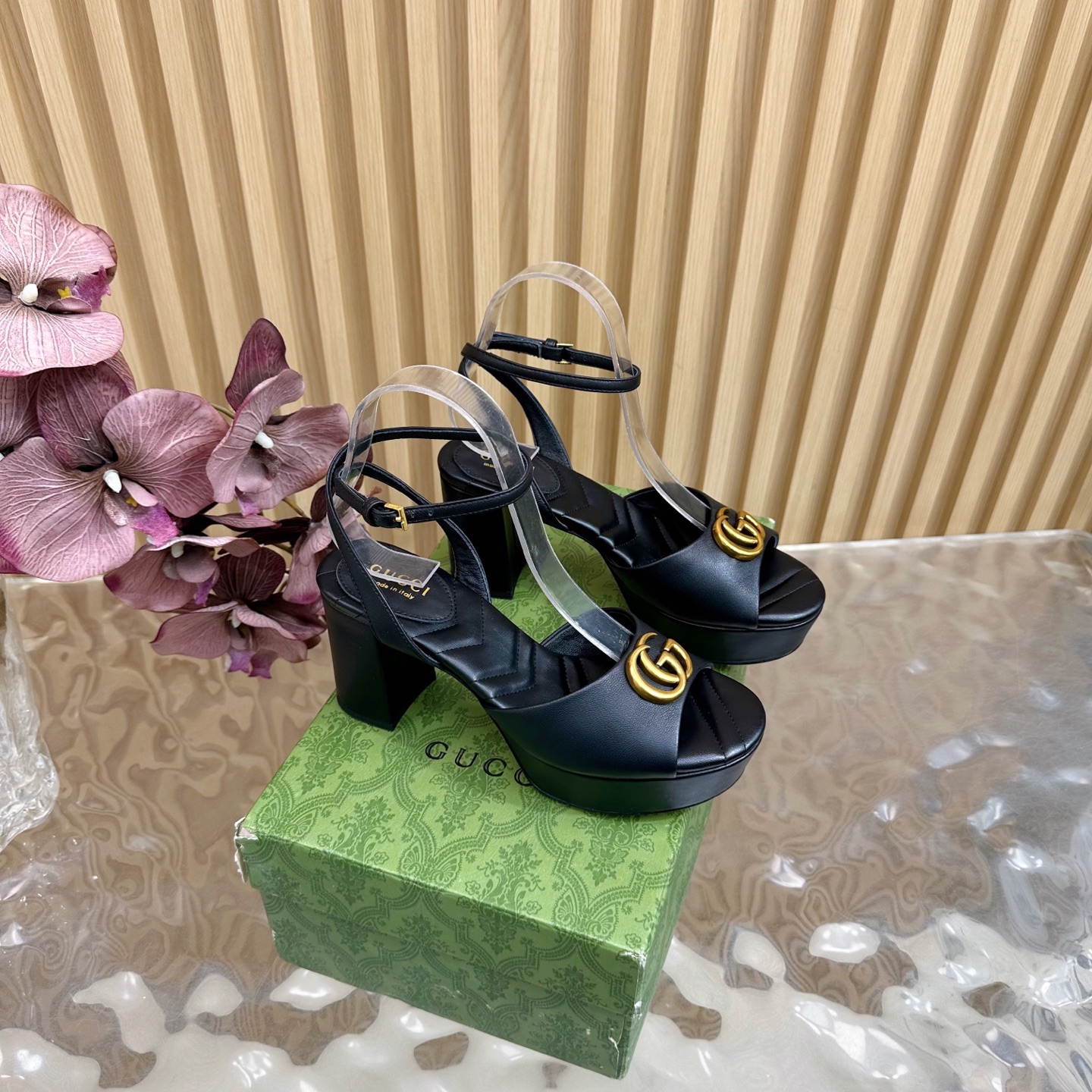 NO:422605,New spring and summer 2025 Gucci/Gucci double G-buckle waterproof platform high heel sandals ———————————— The waterproof platform design cleverly extends the leg lines. Even small people can have a sense of long legs. Elegance and confidence when walking. High-quality upper material is soft and fits the feet, breathable and wear-resistant, and matches with comfortable heel height. It is not tired of shopping or partying. Whether it is commuting, it shows its ability and elegance when attending dinner. It can be perfectly adapted and easily handles various occasions. The fabric is made of original custom leather, the inner foot pads are all sheepskin high heels 8cm water table 3cm imported cowhide sole size35-39 (customized by 40/41/42), high heel sandals, gucci, gucci, sandals, high  heels cowhide sheepskin198609092025春夏新款 Gucci/古驰双G扣防水台高跟凉鞋 ———————————— 防水台设计巧妙拉长腿部线条 即使是小个子也能拥有大长腿既视感 行走间尽是优雅与自信. 优质鞋面材质柔软贴合双脚 透气又耐磨 搭配舒适鞋跟高度 逛街 聚会都不累脚. 不管是通勤穿搭彰显干练气质 还是搭配晚礼服出席晚宴尽显优雅 它都能完美适配 轻松驾驭各种场合. 面料采用原版定制皮料 内里垫脚均为羊皮 高跟8cm 水台3cm 意大利进口牛皮大底 size35-39（40/41/42定制）,高跟鞋凉鞋,gucci,gucci,sandals,high heels,cowhide,sheepskin,Women's Shoes