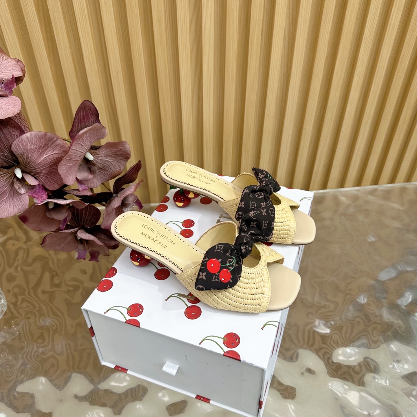 NO:422649,Top version LV | Louis Vuitton X TM 6AM Murakami Takashi co-branded sandal bow slippers New early spring style Top version is consistent with the original version —————————— Weaving The counter is mainly the latest model LV X TM 6AM Murakami Takashi co-branded bow flat slippers Hard goods are new BS purchasing level!  Full of high-end feeling!  A popular model from domestic and foreign bloggers, retro and fashionable, beautiful!  Official website main model, custom-made original material of upper, imported sheepskin lining, outsole original genuine leather sole, shoe size: 35-39 (40 and 41 customization, no return or replacement), high heels, louis vuitton, louis vuitton, sandals, high heels, slippers, sheepskin, Leather soles19860909顶级版本LV | 路易威登 X TM 6AM 村上隆联名款凉鞋蝴蝶结拖鞋 早春新款 顶级版本原版一致 ——————————编织 专柜主打最新款 LV X TM 6AM 村上隆联名款蝴蝶结平底拖鞋 硬货上新 BS代购级别！高级感十足！国内外博主刷爆的一款,复古又时髦上脚美炸了！官网主推款 鞋面定制原版材质 内里进口羊皮里 大底原版真皮大底 鞋码: 35-39（40、41定制不退不换),高跟鞋拖鞋,louis vuitton,louis vuitton,sandals,high heels,slippers,sheepskin,Leather soles,Women's Shoes