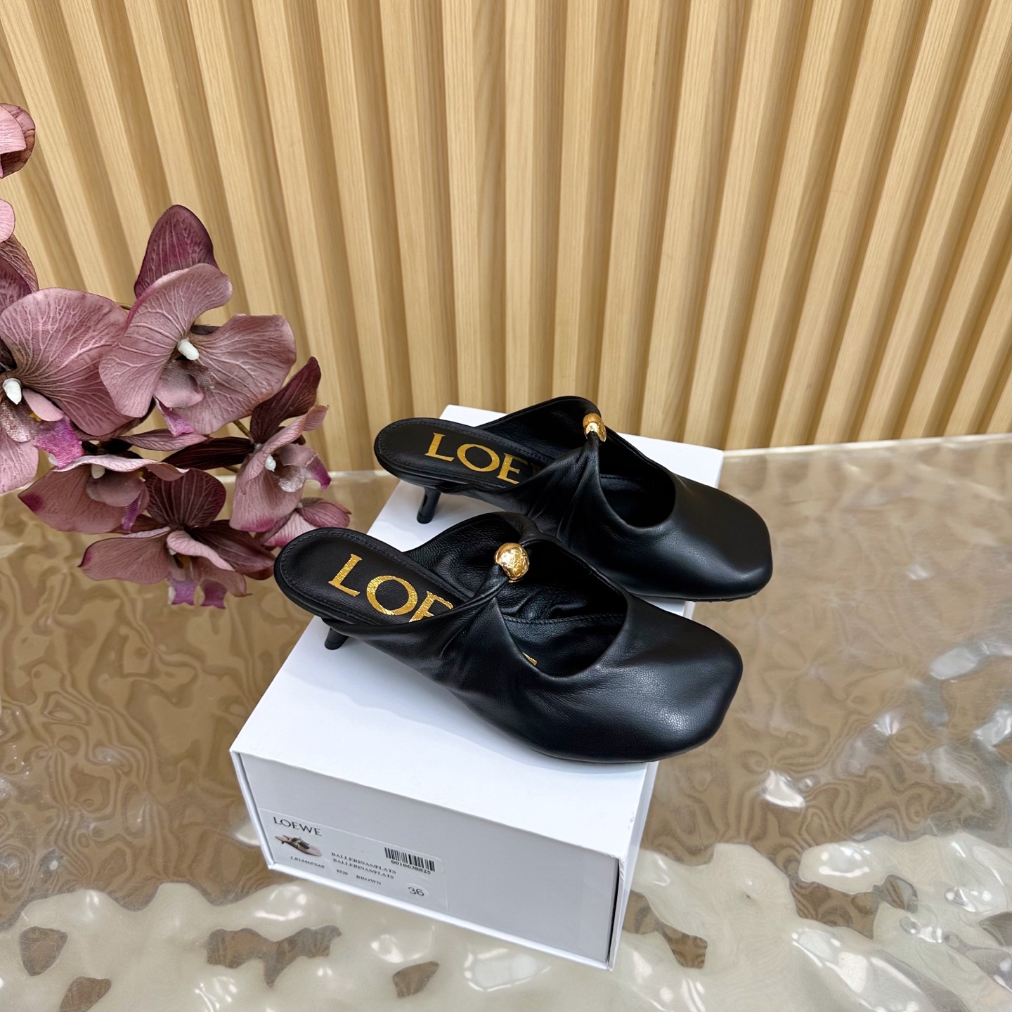 NO:814868,The top version [Loewe] cat heel half drag, hot new style, matched with the overall original last shape ————————————— ●The top layer of fabric is water-dyed environmentally friendly sheep leather ●The top layer of the inner lining [Loewe] The hot new version [Loewe] is matched with the overall original last shape, fashionable and individual and easy to wear The color is awesome ●The first layer of fabric is water-dyed environmentally friendly sheepskin ●The inner top layer is water-dyed environmentally friendly sheep lining ●Foot pads: the first layer of water-dyed environmentally friendly sheep lining ●Outsole rubber sole  ●Original full set of packaging ●Female size 35-40 (40 is custom-made and non-returnable), half-drag high heels, loewe, loewe, high heels, sheepskin19860909顶级版本【罗意威Loewe】猫跟半拖 火爆新款 配合整体原版楦型 ————————————— ●面料头层水染环保绵羊皮 ●内里顶级版本【罗意威Loewe】 火爆新款 配合整体原版楦型,时尚而个性好穿 颜色超赞 ●面料头层水染环保绵羊皮 ●内里头层水染环保绵羊里 ●垫脚:头层水染环保绵羊里 ●大底橡胶底 ●包装原版全套包装 ●码数女款 35-40（40定做不退换）,半拖高跟鞋,loewe,loewe,high heels,sheepskin,Women's Shoes
