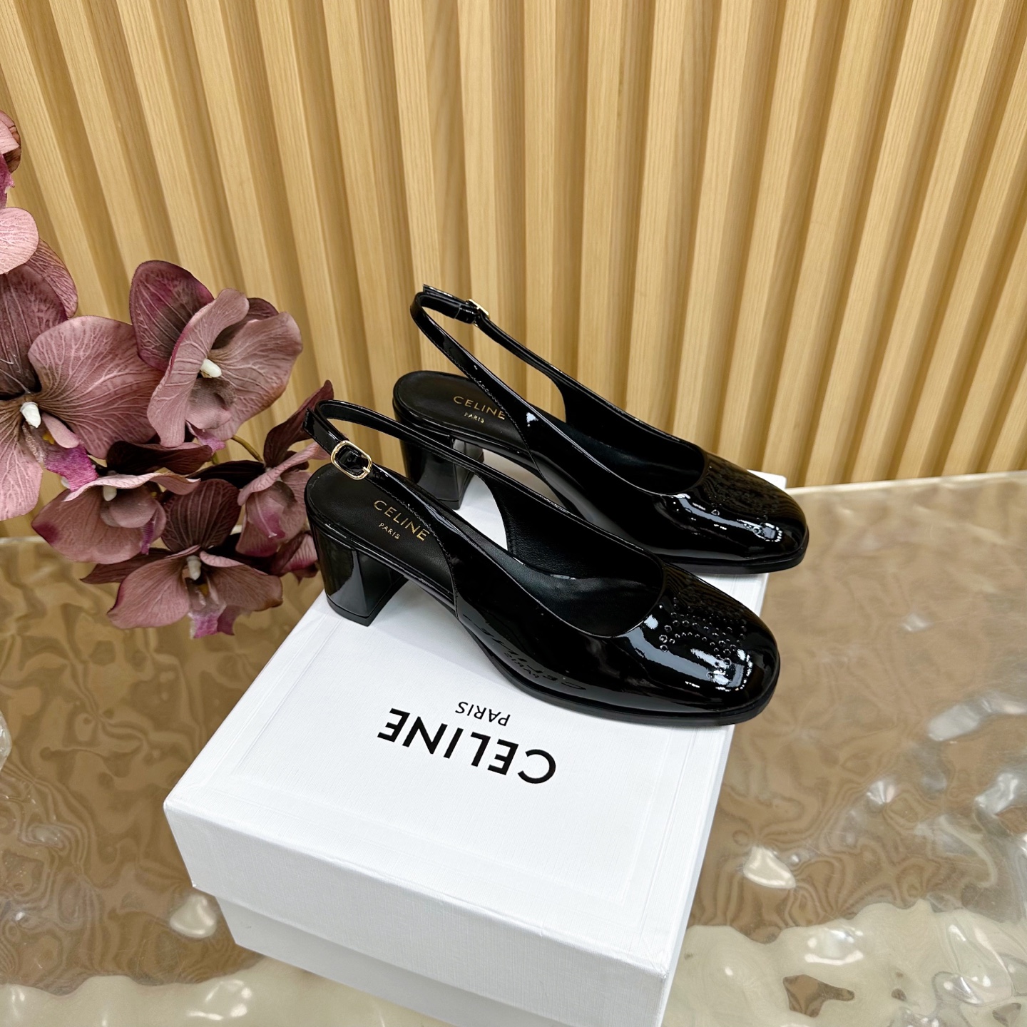 NO:442665,CELINE 25ss The same shoes as Silin Gao Yuanyuan, a super age-reducing girlish style, a pair of overly beautiful Mary Jane shoes ——————————————————————————————————————————————————————————————————————————————————————————————————————————————————————————————————————————————————————————————————————————————————————————————————————————————————————————————————————————————————————————————————————————————————————————————————————————————————————————————————————————————————————————————————————————————————————————————————————————————————————————————————————————————————————————————————————————————————————  heels, cowhide, sheepskin, Leather soles19860909CELINE 25ss 思琳高圆圆同款鞋 超级减龄的少女款,一双过分美丽的玛丽珍鞋 ——————————— 穿脱很方便,柔软的漆皮面料加分时髦度,我要通过这款鞋消除漆皮在大家心里偏硬磨脚的芥蒂,并不是所有的漆皮都是偏硬的,这款就非常柔软. T-bar漆皮单鞋 非常复古的小皮鞋 上脚真的超级显瘦超级美 C家特定的精致凯旋门logo 好看到爆  鞋面原版牛漆皮 质感超级好；内里及垫脚采用顶级混种羊皮；意大利牛皮真皮大底 码数35-41（40、41定制）,高跟鞋凉鞋,celine,chanel,sandals,mary jane,high heels,cowhide,sheepskin,Leather soles,Women's Shoes