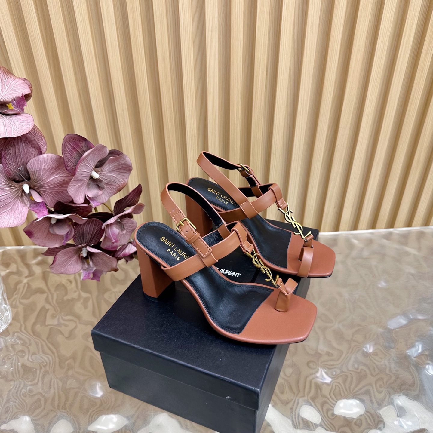 NO:442671,SAINT LAURENT 25ss Spring and summer new iron-toe letter heel high heels ———————————————————— YSL pointed-toe high heels, the upper is A-class Czech rhinestones, which is not easy to fall off, and the footing effect shows noble temperament, and is equipped with a structured heel and shallow-mouthed upper decorated with YSL metal logo. Many celebrity fashion bloggers plant grass. Only YSL understands women best but does not accept refutation. Super invincible feminine artifact. Heel height: 8.5cm Fabric: cowhide Inner/foot pad: imported sheepskin Outsole: Italian imported genuine leather outsole Size: 35-41 (40 41 custom made without return), high heel sandals, saint laurent, saint laurent, saint laurent, saint laurent, sandals, high  heels, cowhide, sheepskin, Leather soles19860909SAINT LAURENT 圣罗兰 25ss 春夏新款 铁头字母跟 高跟 ——————————— YSL尖头高跟鞋,鞋面采用A级捷克水钻,不易掉钻,上脚效果显气质高贵,配以饰有 YSL 金属标志的结构化鞋跟及浅口鞋面. 超多明星时尚博主种草 唯有YSL最懂女人心不接受反驳超级无敌女人味神器. 跟高: 8.5cm 面料: 牛皮 内里/垫脚: 进口羊皮 大底: 意大利进口真皮大底 Size: 35-41(40 41定做不退换）,高跟鞋凉鞋,saint laurent,saint laurent,saint laurent,sandals,high heels,cowhide,sheepskin,Leather soles,Women's Shoes