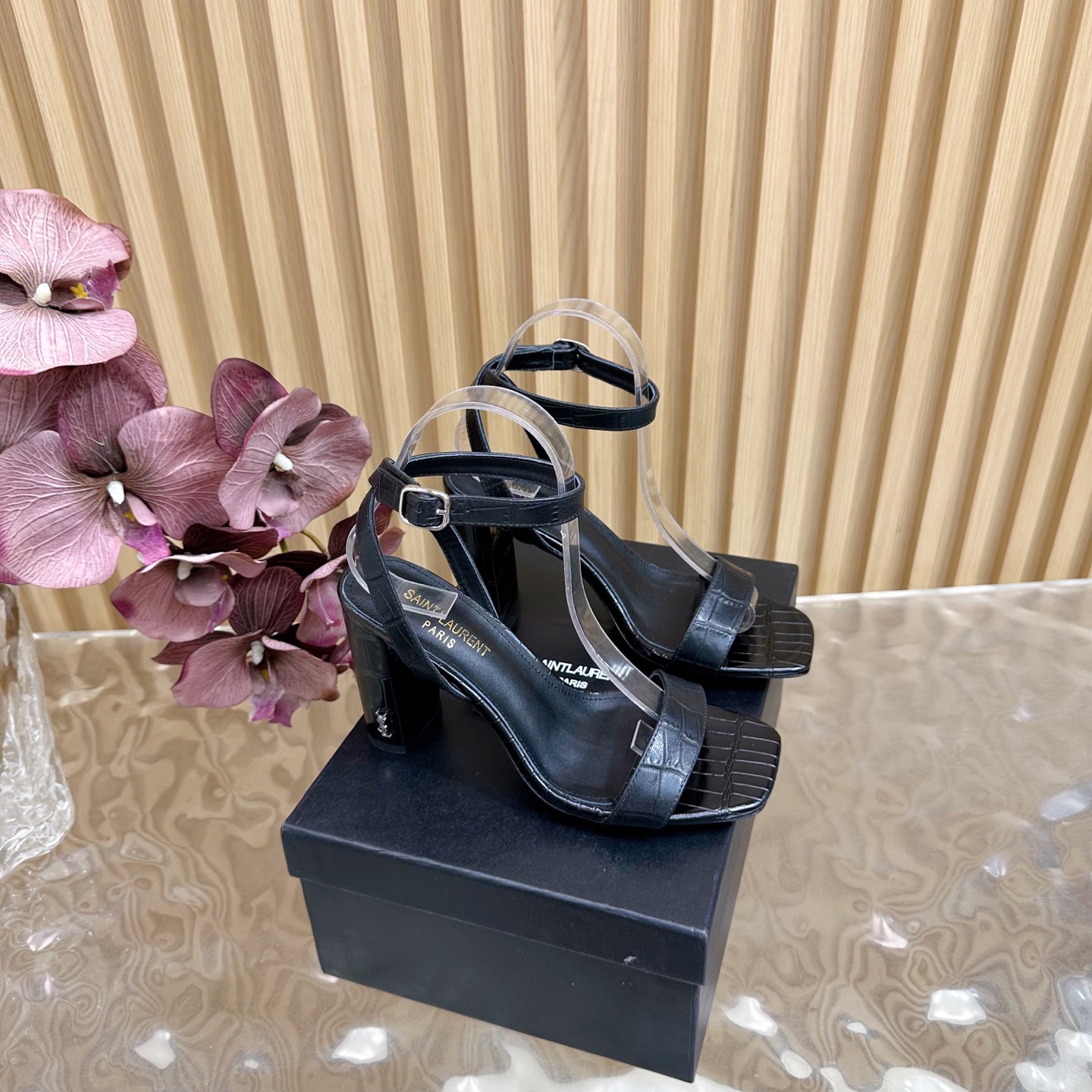 NO:442677,SAINT LAURENT 25ss Spring and summer new style stone-patterned letter heel high heels —————————————————— YSL pointed high heels, the upper is A-class Czech rhinestones, which is not easy to fall off, and the footing effect shows noble temperament, and is equipped with structured heels and shallow uppers decorated with YSL metal logo. Many celebrity fashion bloggers plant grass. Only YSL understands women's hearts and does not accept refutations, and is a super invincible feminine artifact. Heel height: 8.5cm Fabric: stone-patterned cowhide Inner/foot pad: imported sheepskin Outsole: Italian imported genuine leather outsole Size: 35-41 (40 41 custom made without return), high heel sandals, saint laurent, saint laurent, saint laurent, saint laurent, sandals, high  heels, cowhide, sheepskin, Leather soles19860909SAINT LAURENT 圣罗兰 25ss 春夏新款 石头纹字母跟 高跟 ——————————— YSL尖头高跟鞋,鞋面采用A级捷克水钻,不易掉钻,上脚效果显气质高贵,配以饰有 YSL 金属标志的结构化鞋跟及浅口鞋面. 超多明星时尚博主种草 唯有YSL最懂女人心不接受反驳超级无敌女人味神器. 跟高: 8.5cm 面料: 石头纹牛皮 内里/垫脚: 进口羊皮 大底: 意大利进口真皮大底 Size: 35-41(40 41定做不退换）,高跟鞋凉鞋,saint laurent,saint laurent,saint laurent,sandals,high heels,cowhide,sheepskin,Leather soles,Women's Shoes