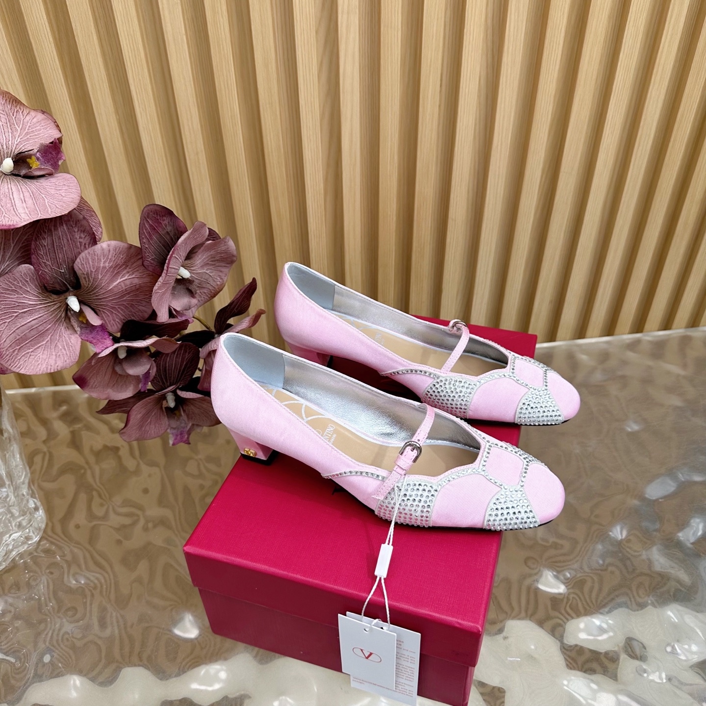 2025 Valentino Shoe Collection: High-Quality, Stylish, Perfect for Any Season