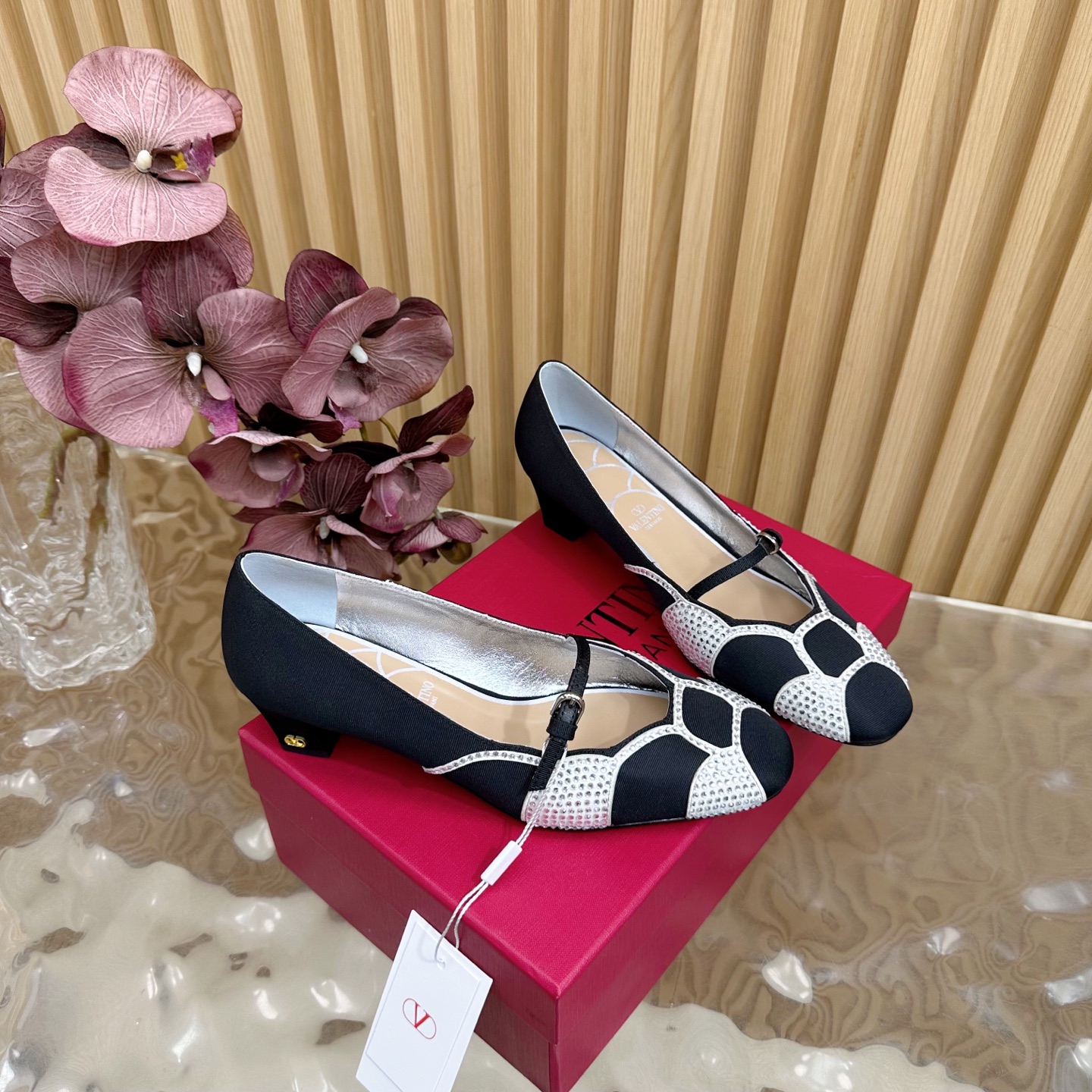 2025 Valentino Shoe Collection: High-Quality, Stylish, and Versatile for Any Season - 图片 3