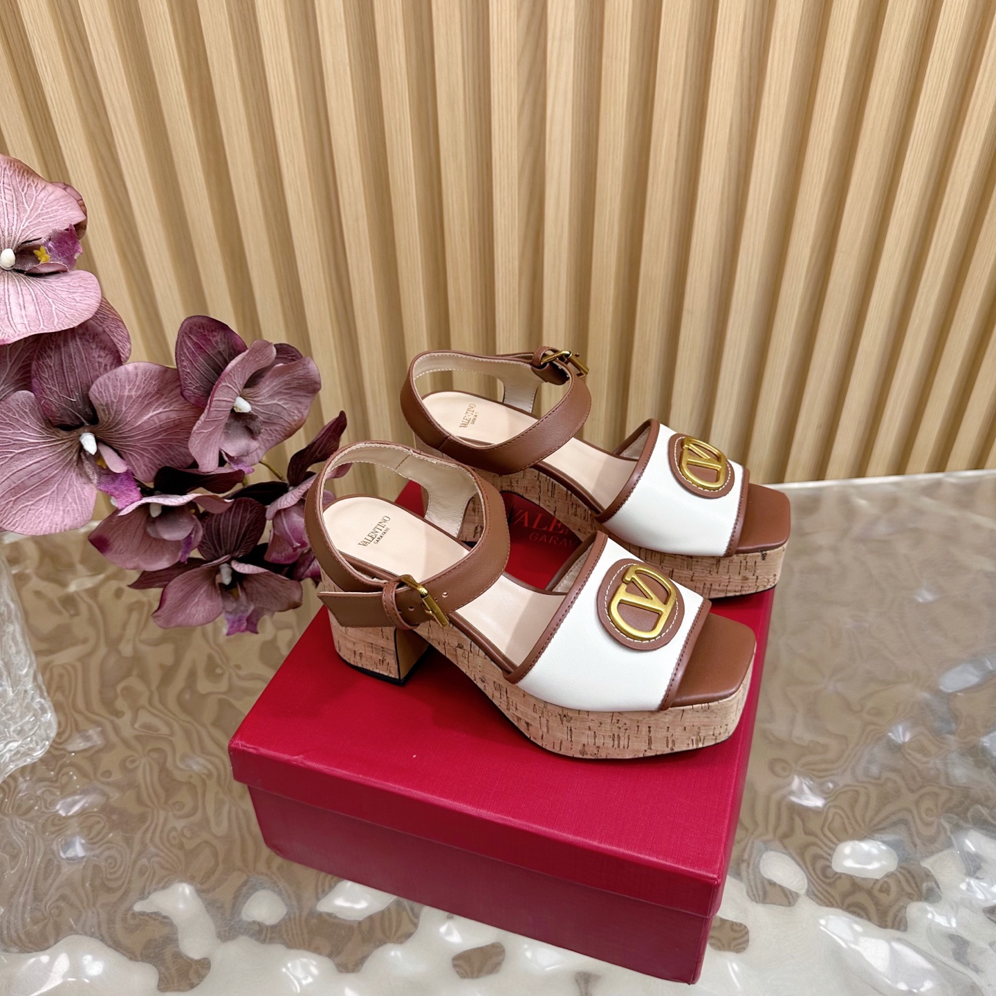 NO:442630,2025 high-version Valentino Paris fashion show launches the latest Valentino Hentian High Waterproof Platform Sandals ————————————————— Valentino This series interprets a new fashion charm, continues the super high-heel design, and is favored by well-known overseas bloggers. Tens of millions of fans and bloggers are passionately interpreted and sold well at home and abroad. It has been out of stock in China, top version. Candy color matching, each color is beautiful. Upper top layer cowhide, imported sheepskin, sole genuine leather soles, heel height 8cm, packaging, full set of original packaging, size 35-42 sizes (40.41.42, no return or replacement), high heels sandals, valentino, valentino, sandals, high heels, cowhide, sheepskin, Leather soles198609092025 高版本Valentino 巴黎时装秀场款推出最新款华伦天奴恨天高防水台凉鞋 —————————————— 华伦天奴此系列演绎全新时尚魅力 延续超高跟设计,深得海外知名博主青睐 千万粉丝博主倾情演绎,畅销海内外 国内已经断货,顶级版本 糖果色配色,每个颜色都是绝美 鞋面头层牛皮 内里进口羊皮 鞋底真皮大底 跟高8cm 包装全套原版包装 码数35一42码（40.41.42不退不换）,高跟鞋凉鞋,valentino,valentino,sandals,high heels,cowhide,sheepskin,Leather soles,Women's Shoes