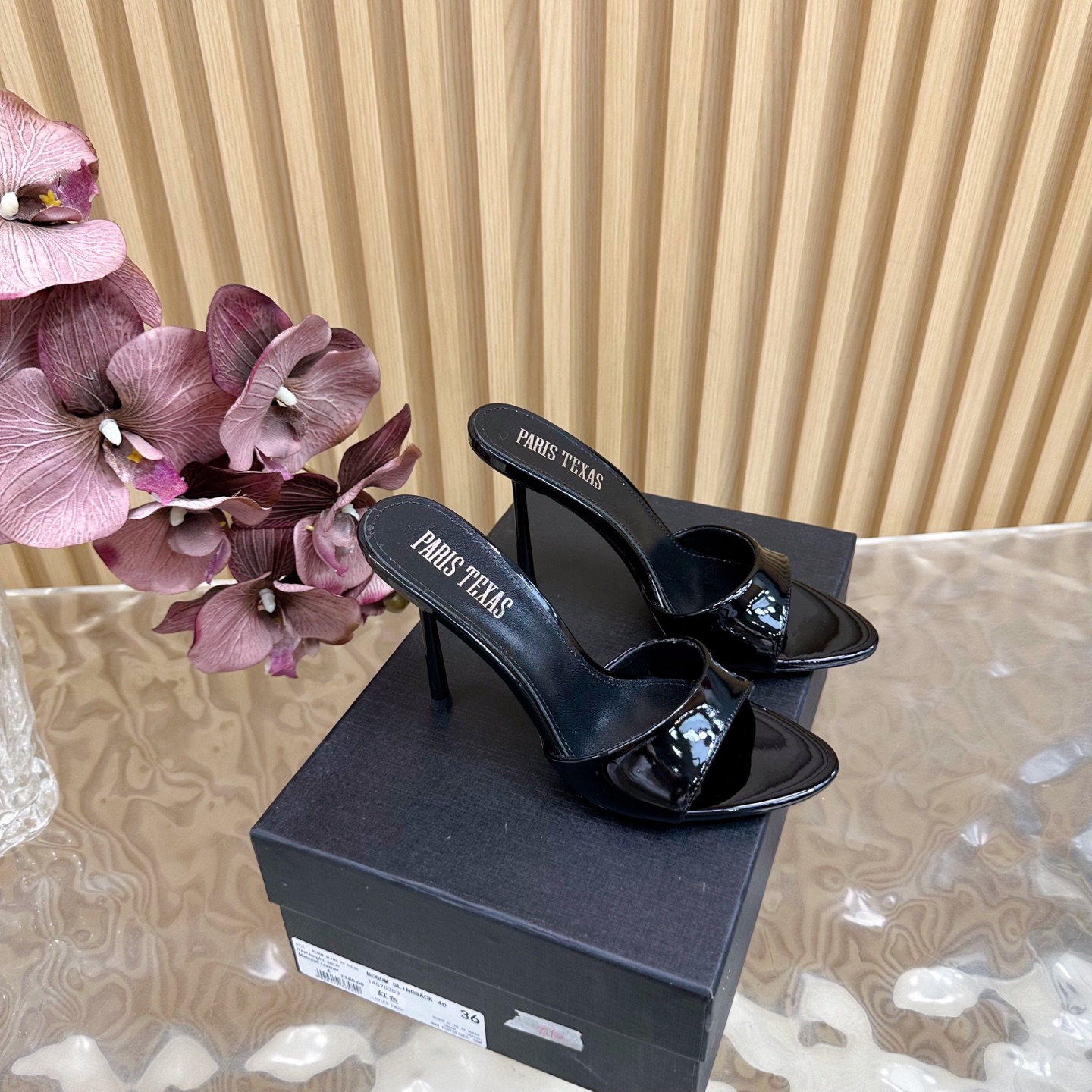 NO:442623,【Customized model】 Paris Texas Muller high heels 25ss spring and summer new style high heels suitable for summer outfits sandals ———————————— Sexy line design is unconventional. The footing effect shows noble temperament, with a structured heel and light-mouth upper decorated with metal logo. Many celebrity fashion bloggers plant grass. Only Paris Texas understands women's hearts and does not accept refutations. Super invincible feminine artifact. Heel height: 10cm Fabric: patent leather Inner/foot pad: imported sheepskin Outsole: Italian imported genuine leather outsole Size: 35-41 (40, 41 custom made without return or exchange), high heels, sandals, high heels, slippers, sheepskin, Leather soles19860909【定制款】 Paris Texas穆勒高跟25ss 春夏新款 适合夏天穿搭的高跟 凉鞋 ——————————— 性感线条设计不落俗套 上脚效果显气质高贵,配以饰有 金属标志的结构化鞋跟及浅口鞋面. 超多明星时尚博主种草 唯有Paris texas最懂女人心不接受反驳超级无敌女人味神器. 跟高: 10cm 面料: 漆皮 内里/垫脚: 进口羊皮 大底: 意大利进口真皮大底 Size: 35-41（40、41定做不退换）,高跟鞋拖鞋,sandals,high heels,slippers,sheepskin,Leather soles,Women's Shoes